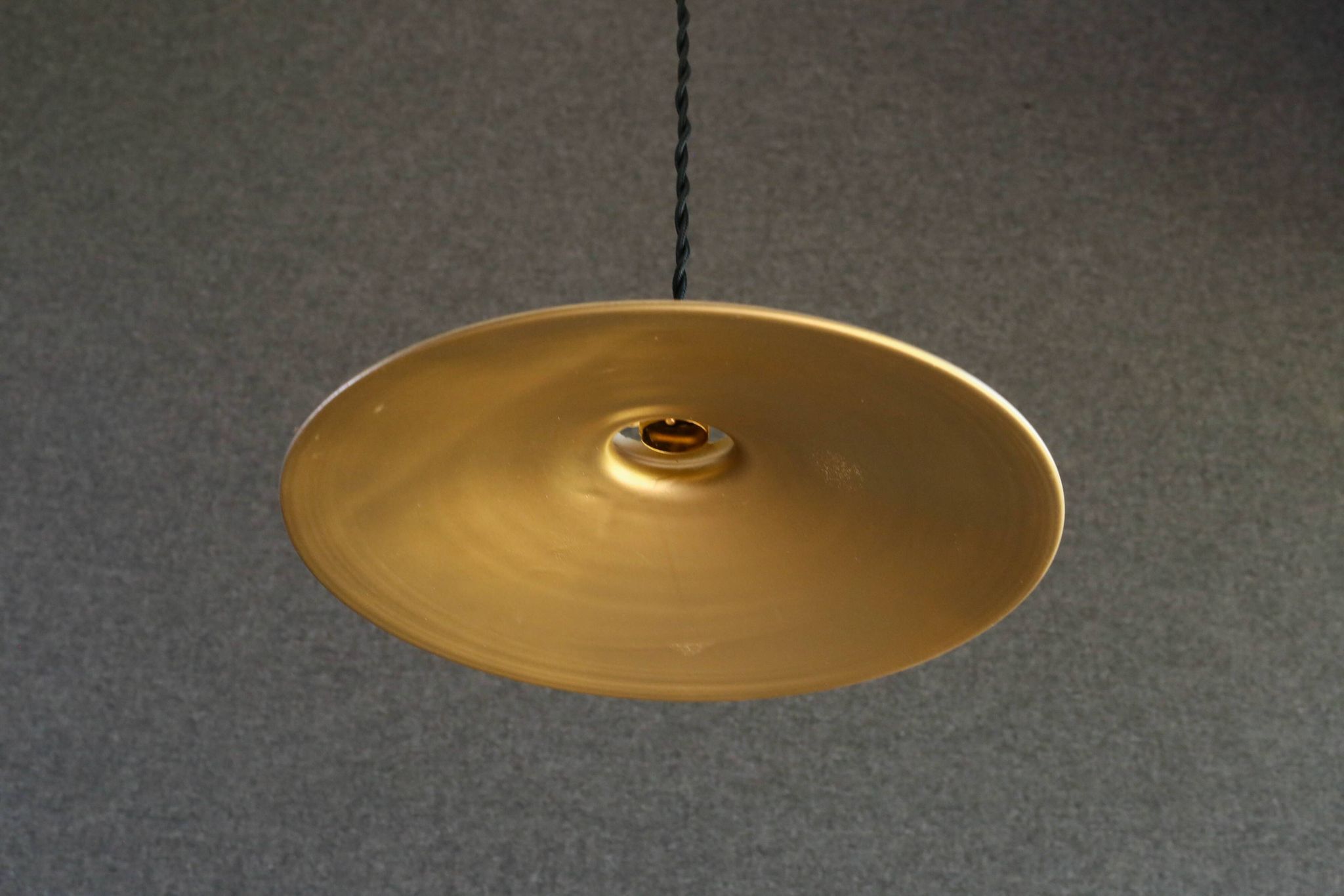 suspension opaline ancienne peinte en doré, livrée avec cable et douille neufs