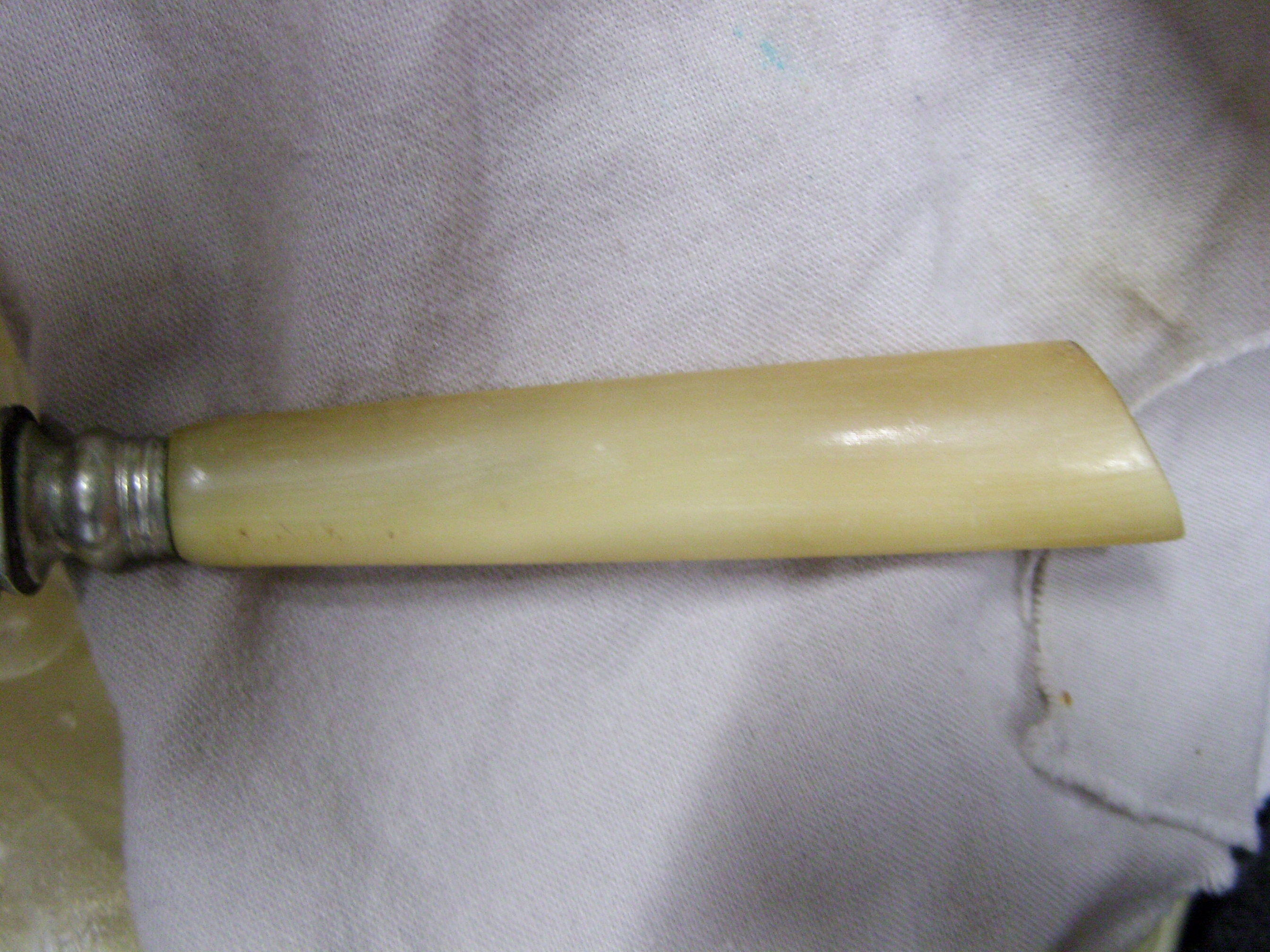 6 Old-handled dessert knives in horn 50s