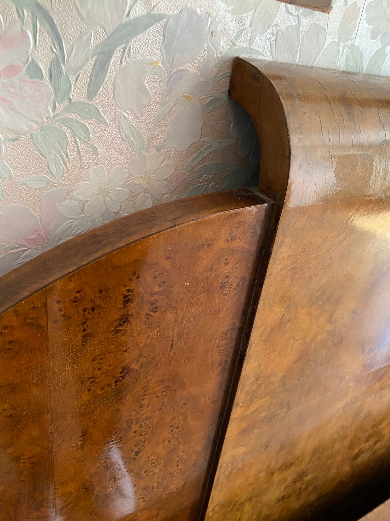Art deco bed dating from the 30s in Ronce de Noyer