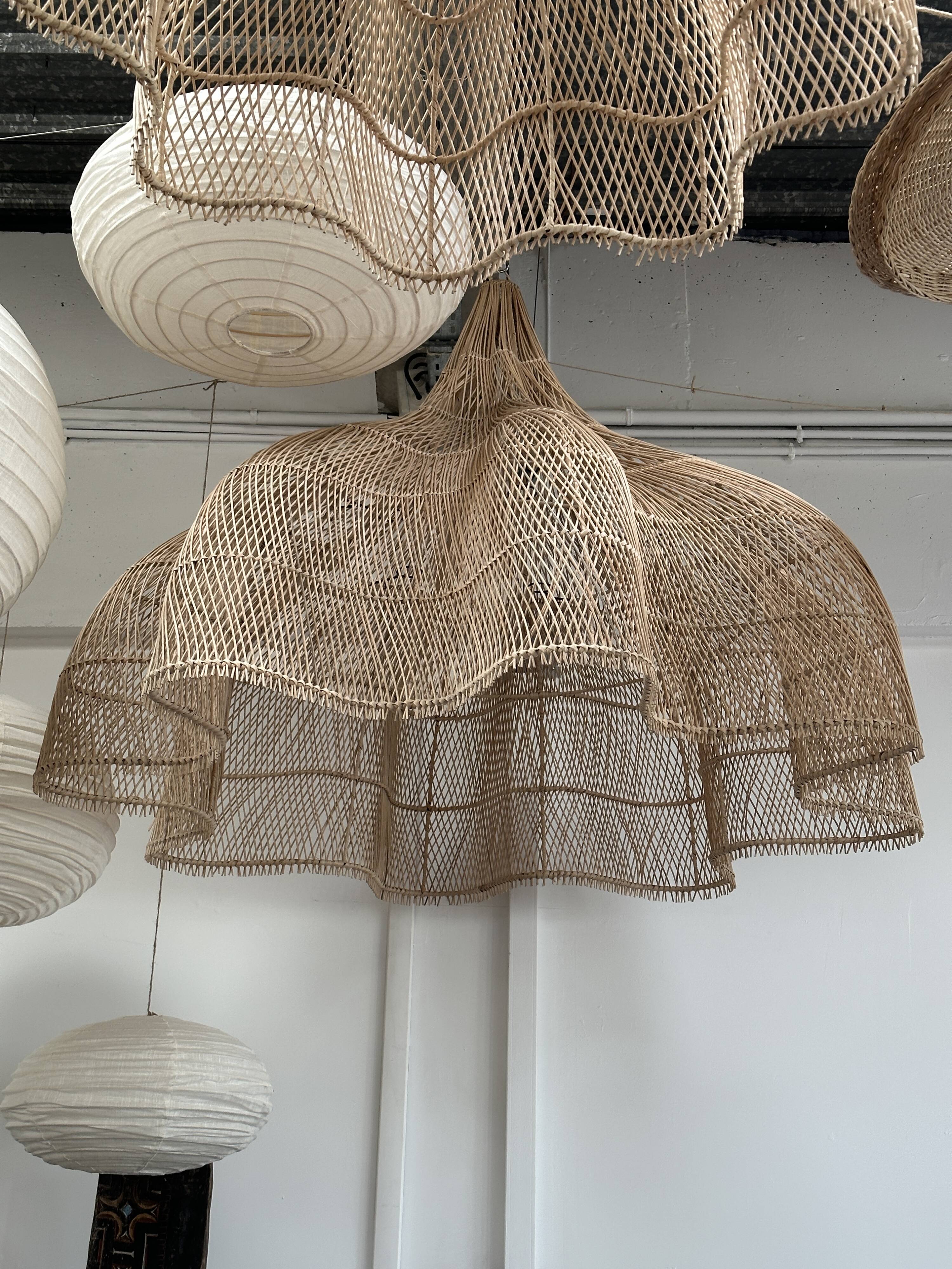 Immense rattan suspension in the shape of a flower, tulip, corolla H1m D1m50