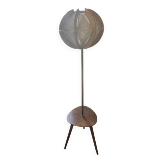 Lampadaire trépied vintage des années 1960 en laiton et teck scandinave avec abat-jour en rafia