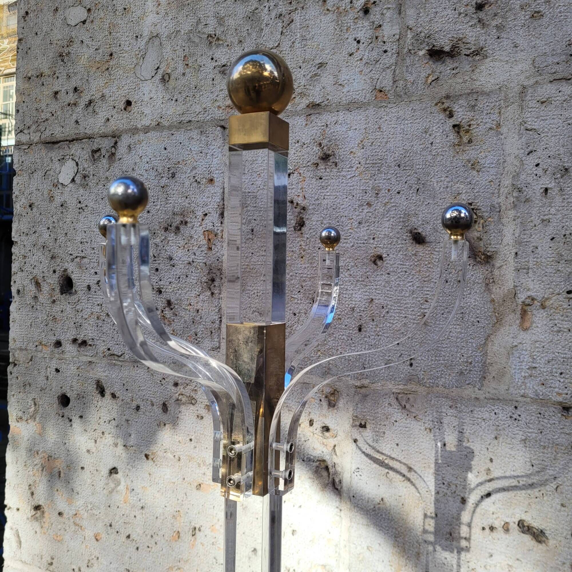 Perchero Mid-century, Metacrilato and laton dorado, 70's – Italia