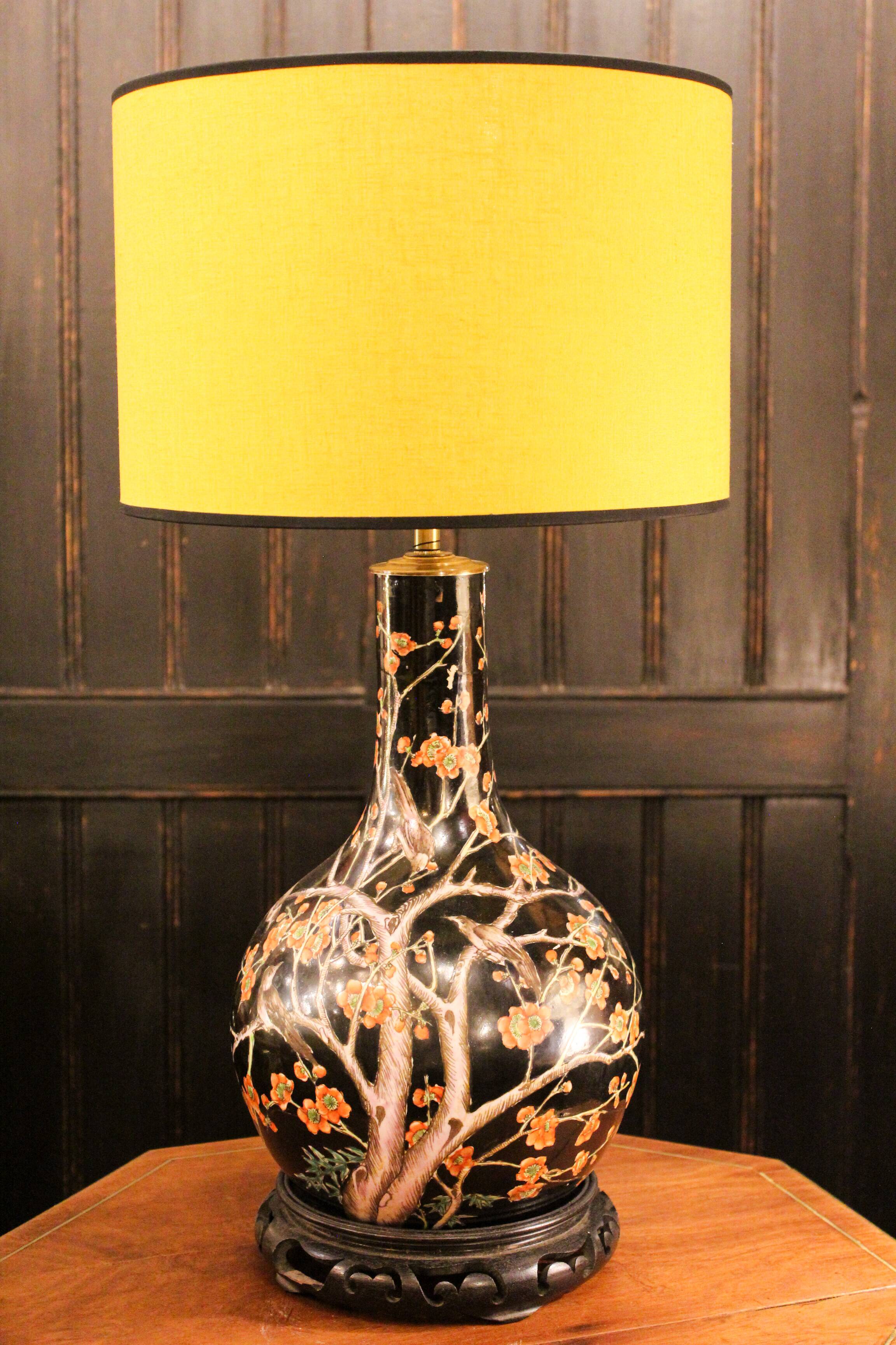 Pied de lampe fleurs de cerisier en porcelaine japonaise, années 50