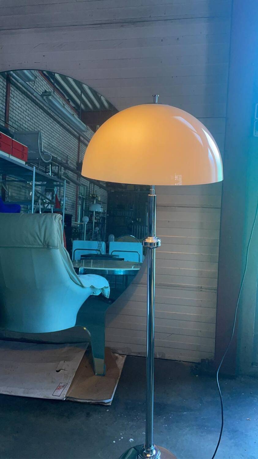 Lampadaire vintage avec abat-jour champignon blanc