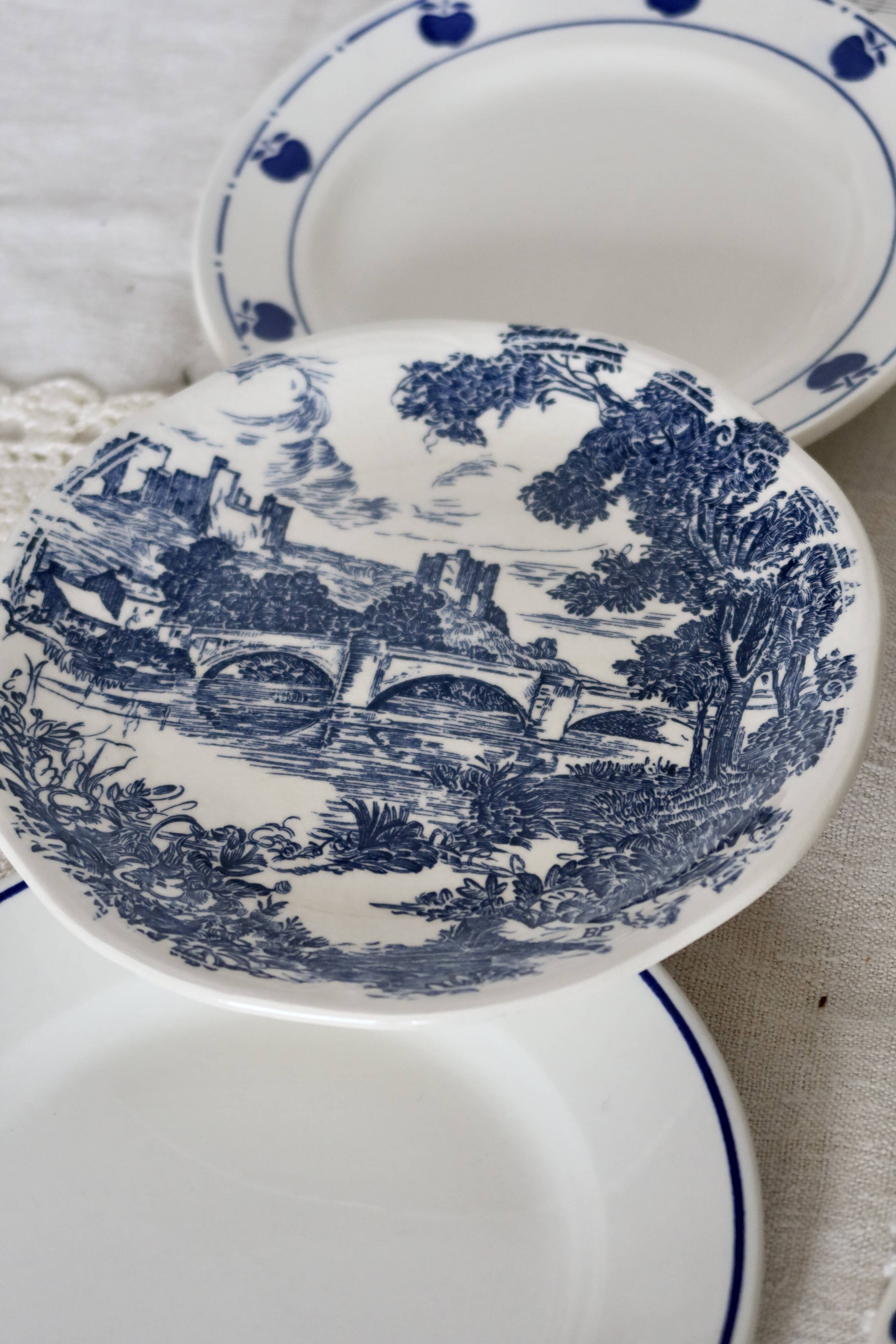 6 blue and white earthenware and porcelain dessert plates
