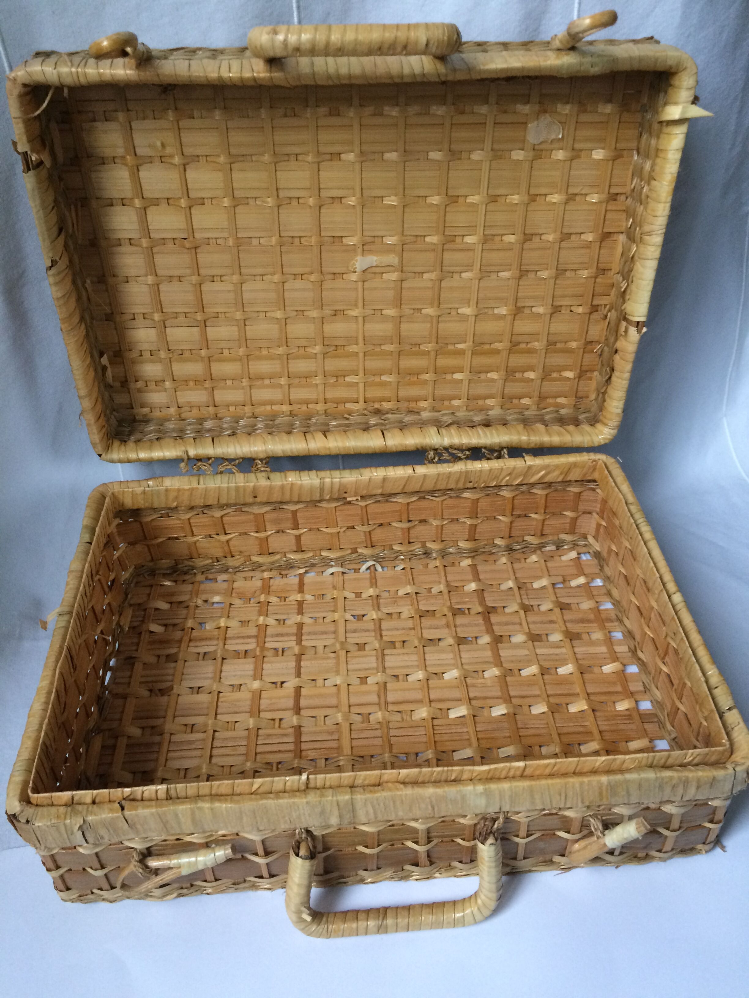 Vintage rattan/wicker case