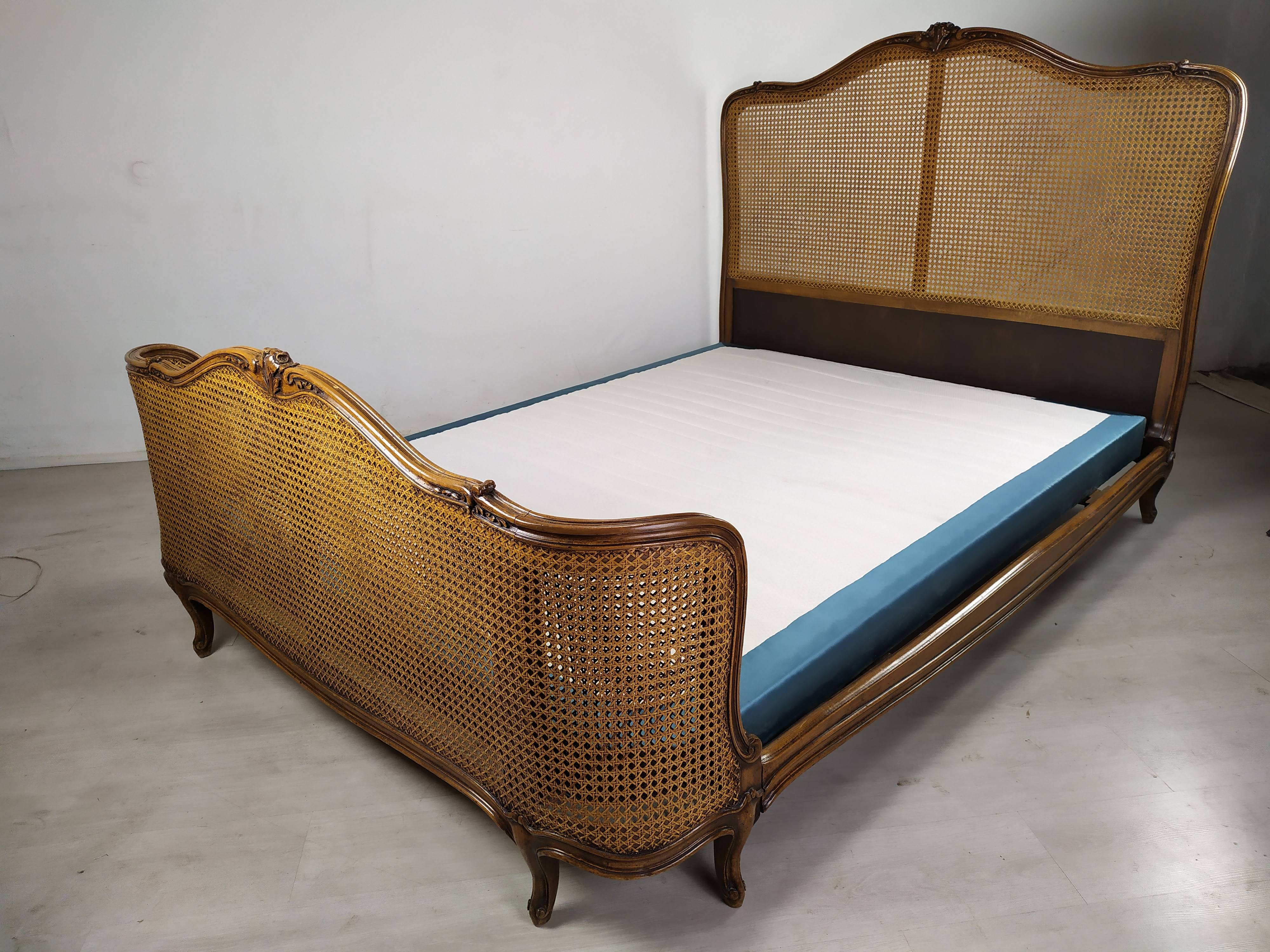 Vintage canned basket bed
