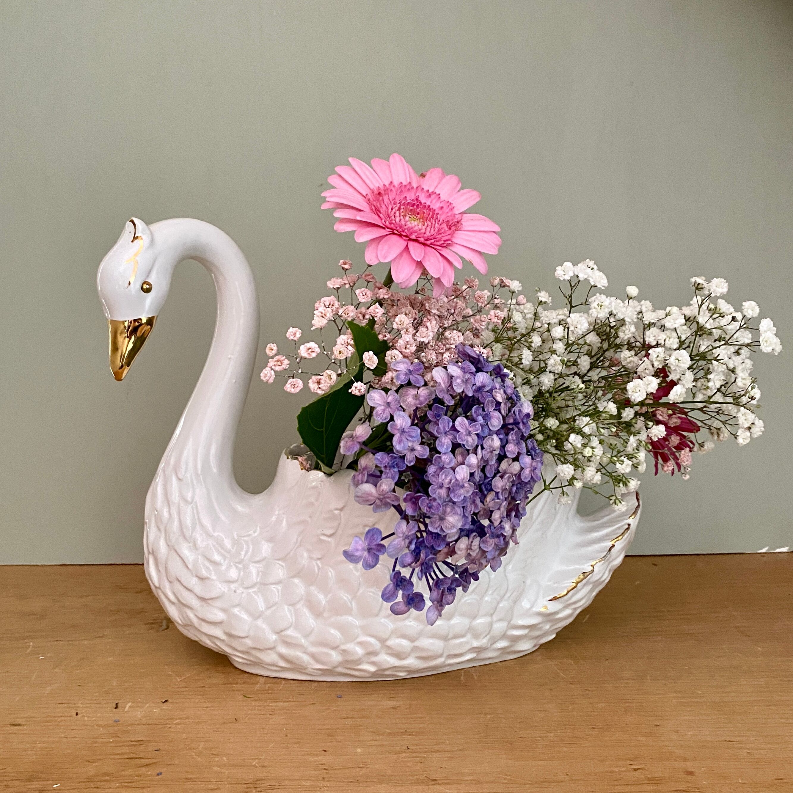 Vintage swan pot cover in white and gold ceramic