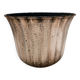 Cache-pot / vase rond en cuivre gaufré dans le style d'Egidio Casagrande