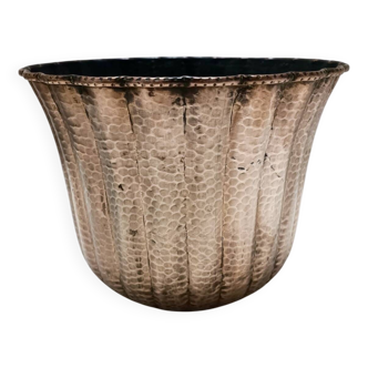 Cache-pot / vase rond en cuivre gaufré dans le style d'Egidio Casagrande