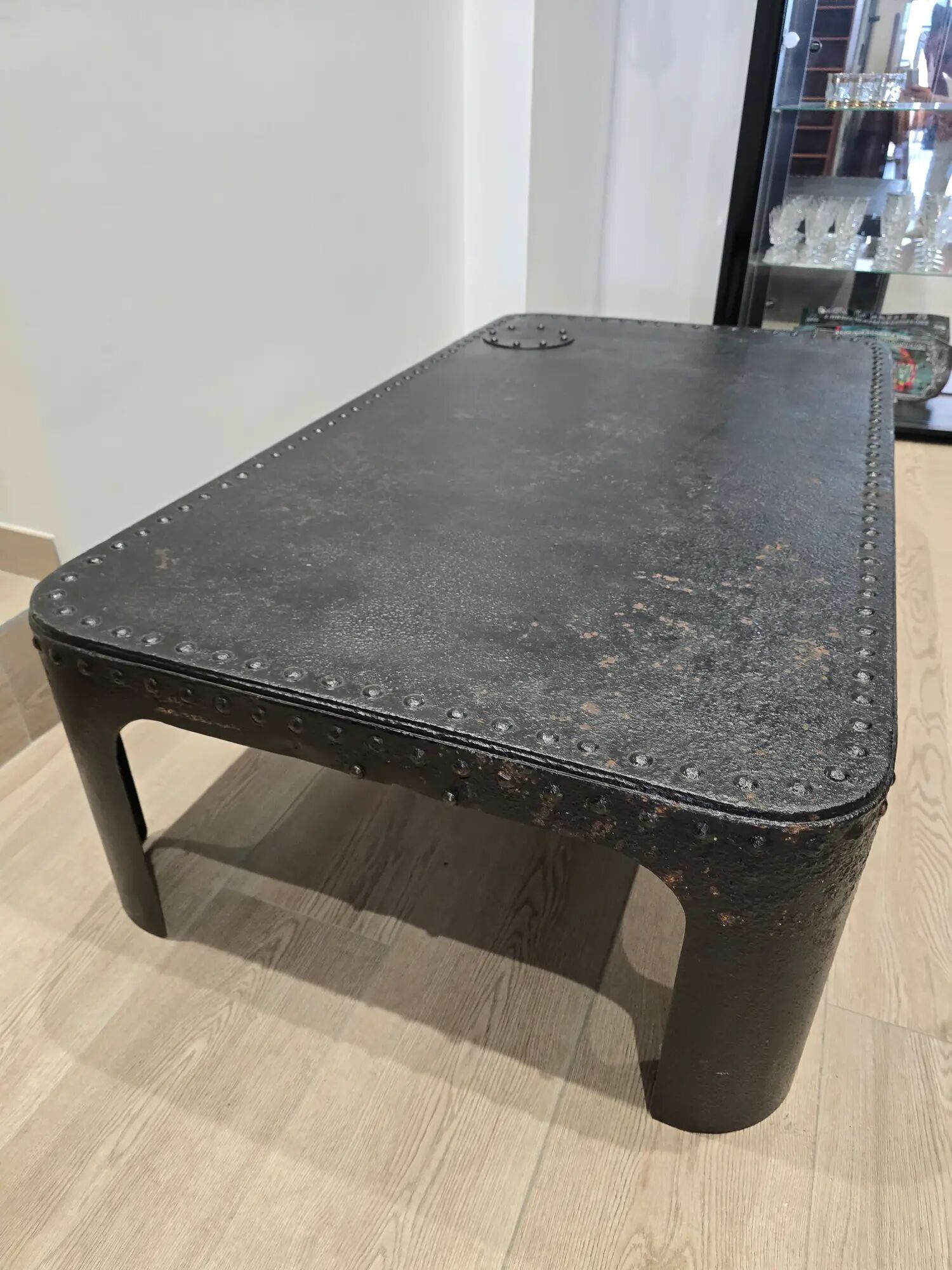 Industrial coffee table in riveted metal from around 1920 – black patina – 145 × 80 cm