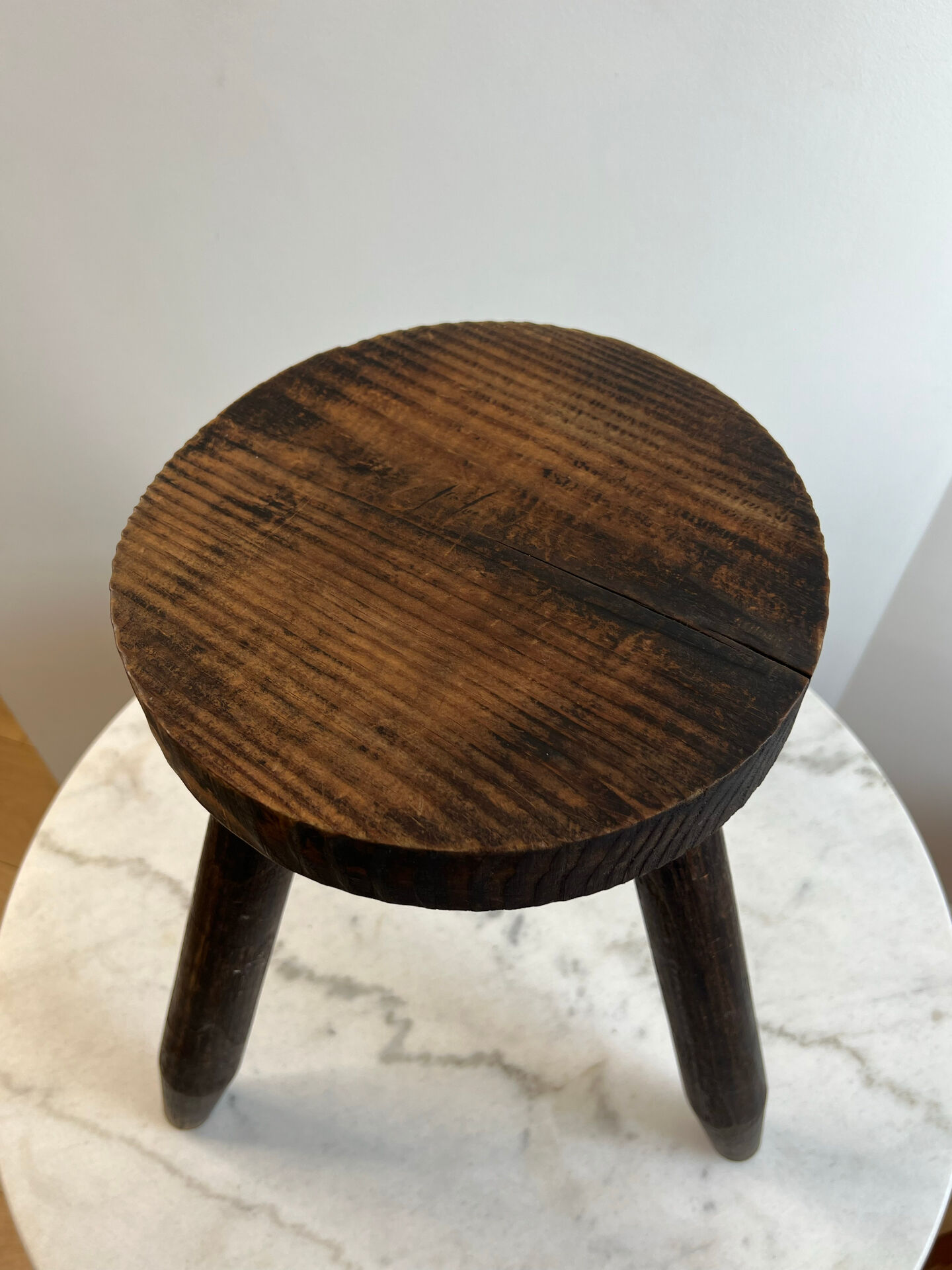 Tripod stool in solid wood — Charlotte Perriand spirit