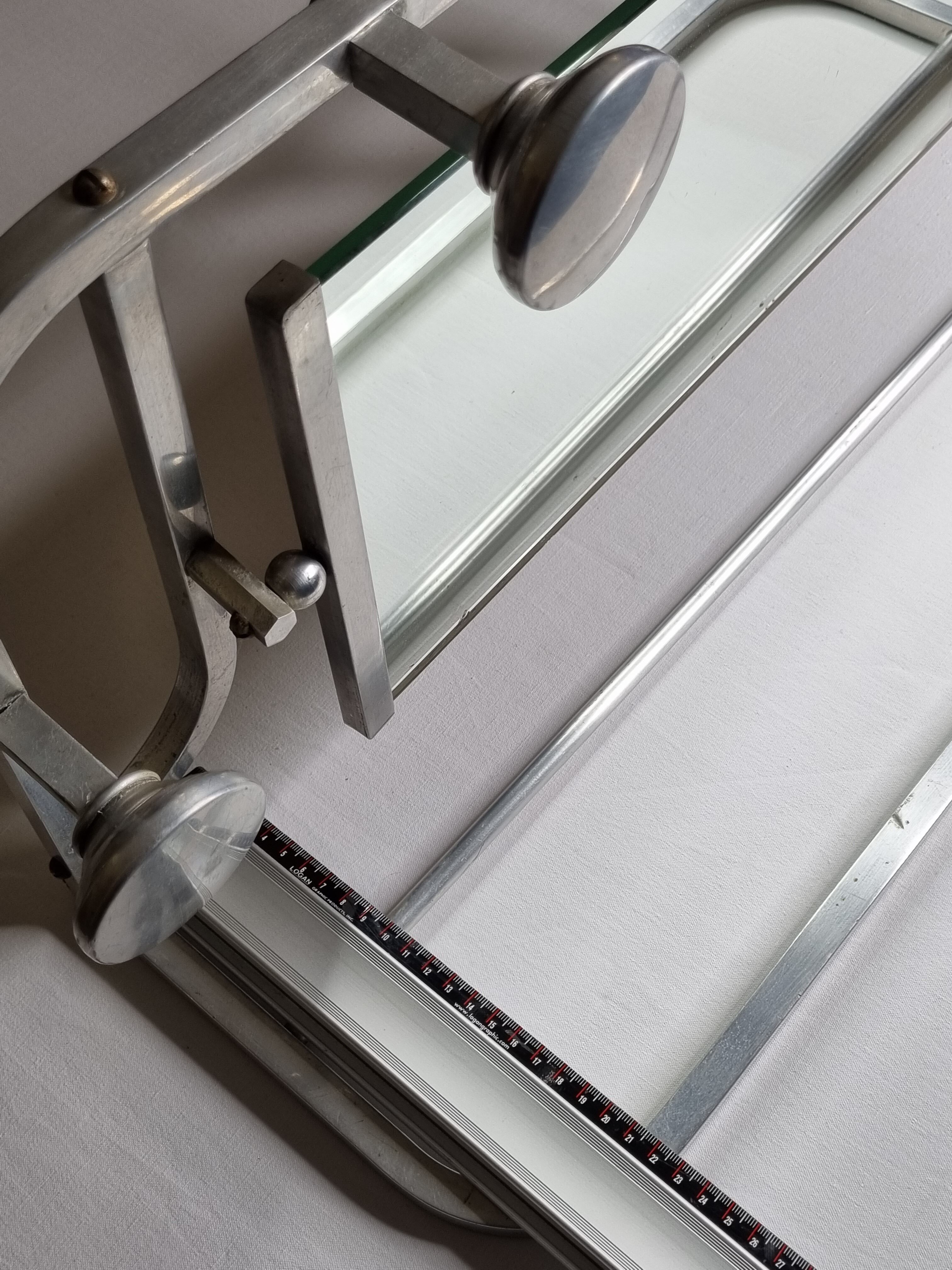 Portemanteau mural en aluminium avec miroir orientable, 5 patères et un porte chapeau, années 50