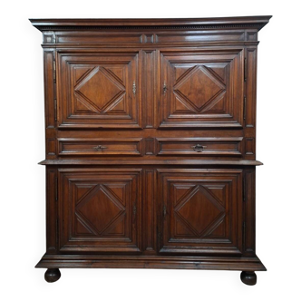 buffet with two bodies in walnut – Work from the Louis XIII period – 17th century