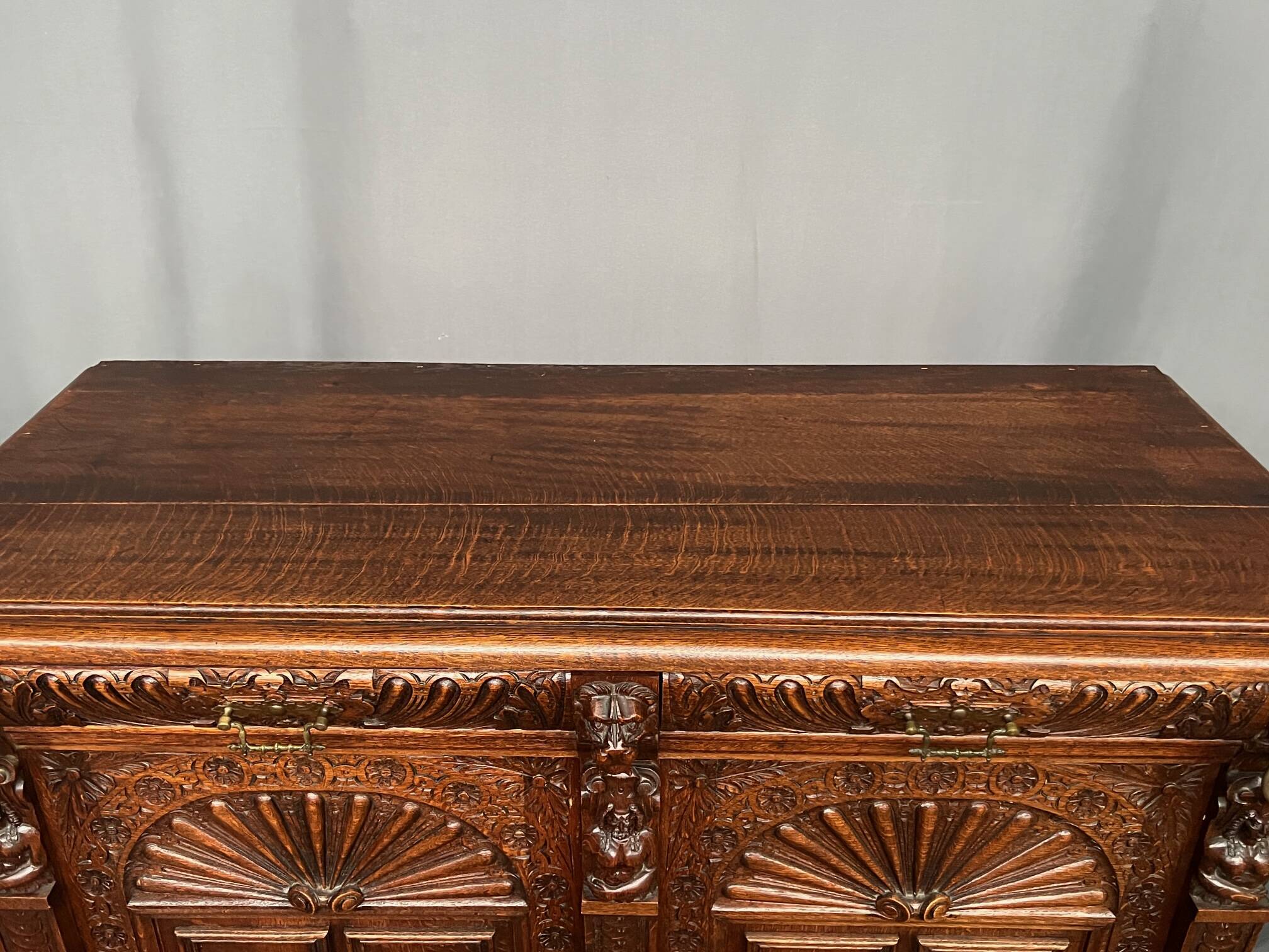 Commode de style Renaissance. Chêne sculpté.