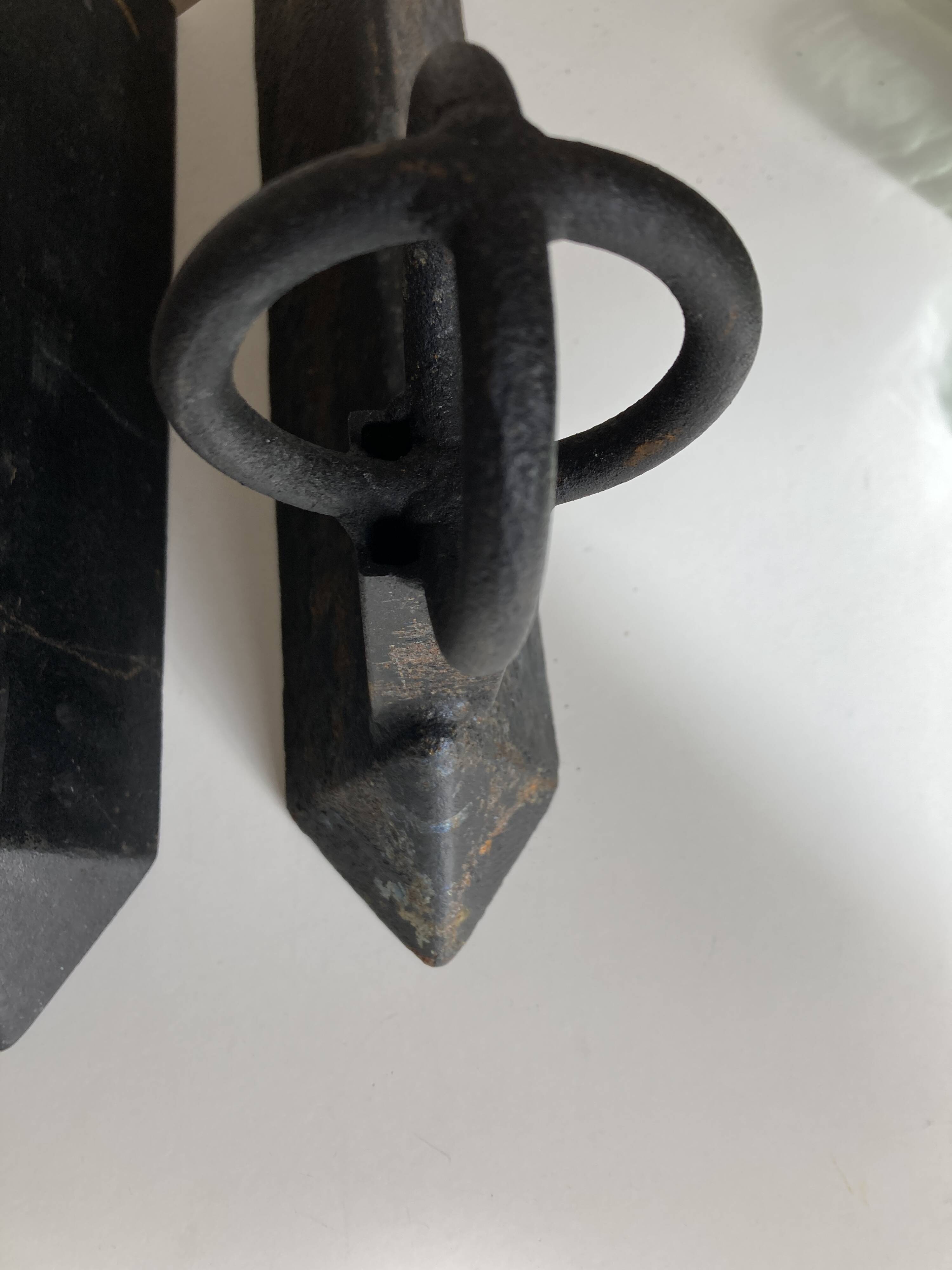Paire de chenets modenistes en fonte 1950