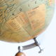Globe terrestre mappemonde J. Forest pour Girard Barrère et Thomas sur socle en bois, années 50