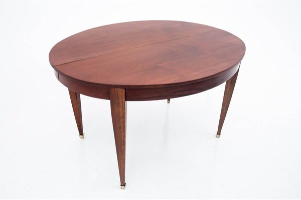 Table avec chaises de style Empire, France.