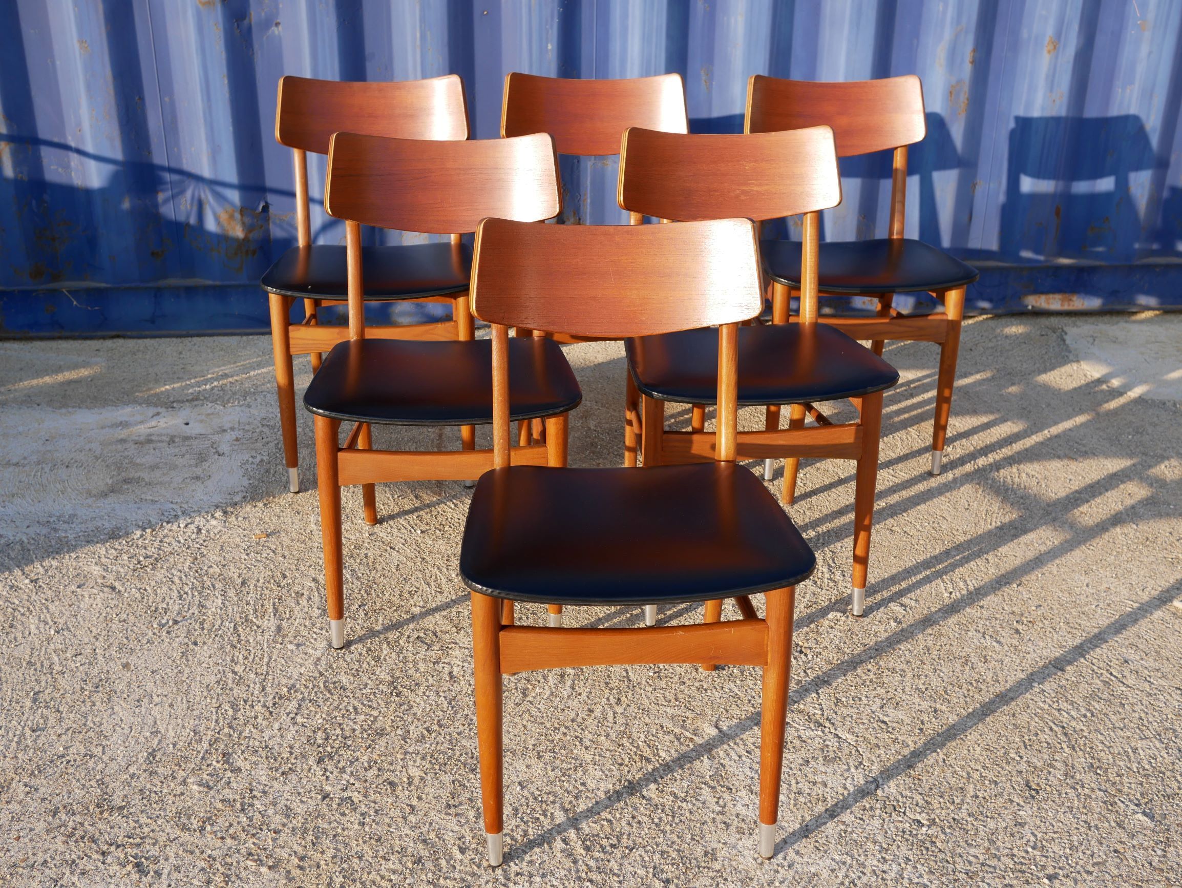 6 scandinavian chairs in wood and black leather