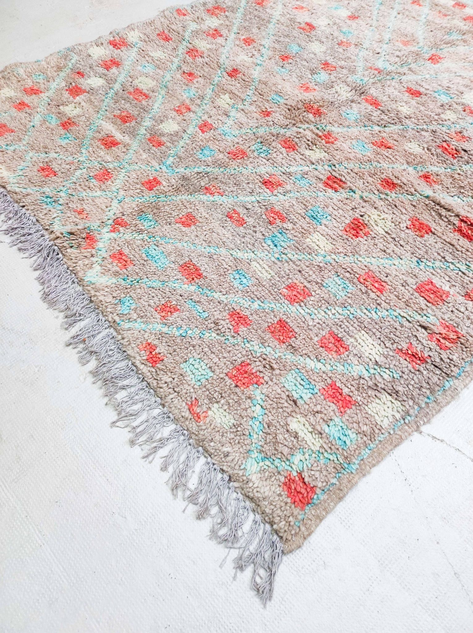 Tapis berbère marocain Boujaad coloré dimensions 2,37x1,59m