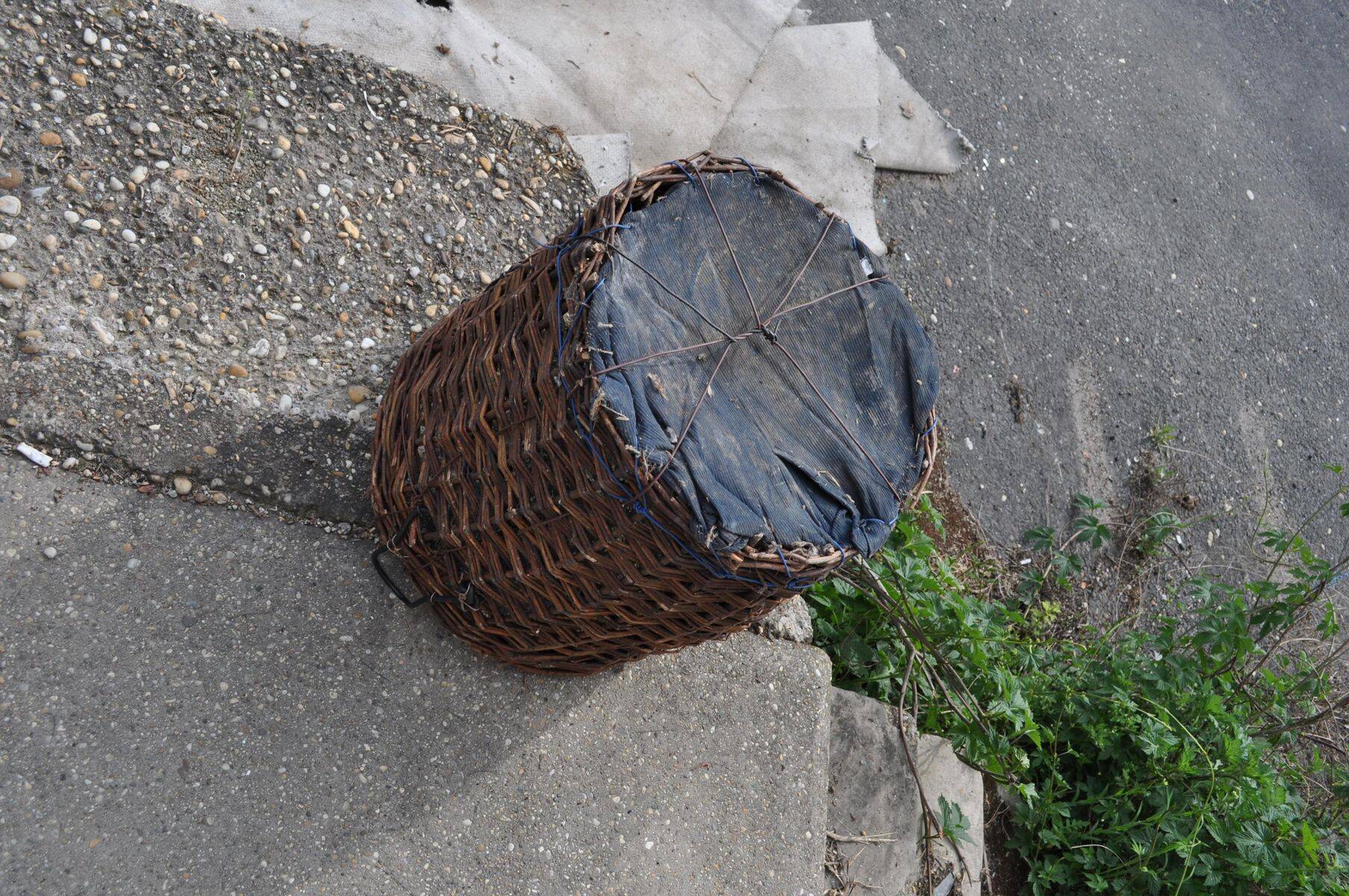 Brown woven vintage Hungarian wicker basket, reinforced edge and metal handles, 1940s.
