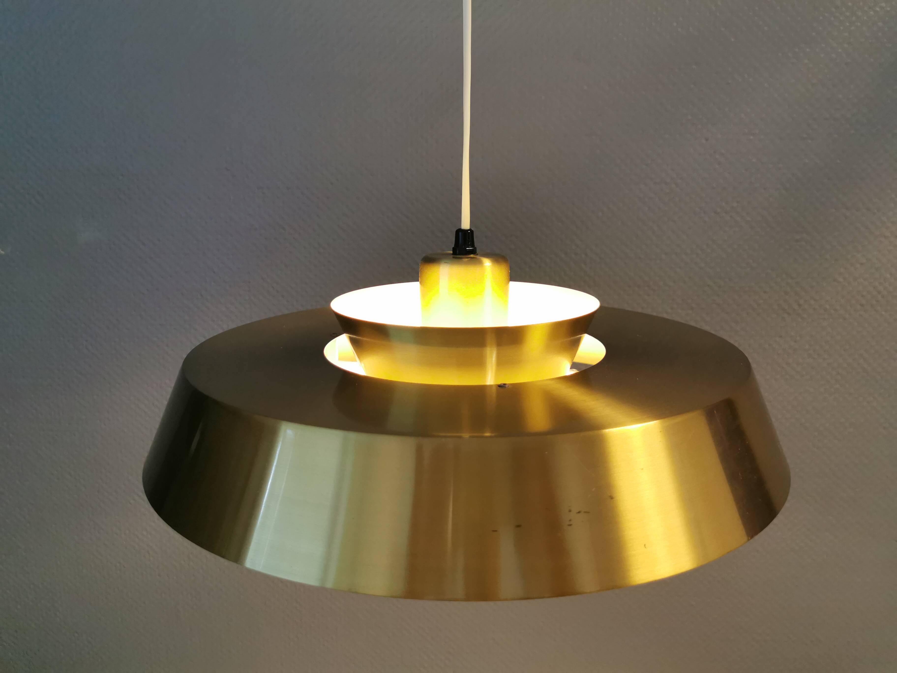 Une lampe suspendue danoise en laiton massif du milieu du siècle par Jo Hammerborg pour Fog & Mørup.