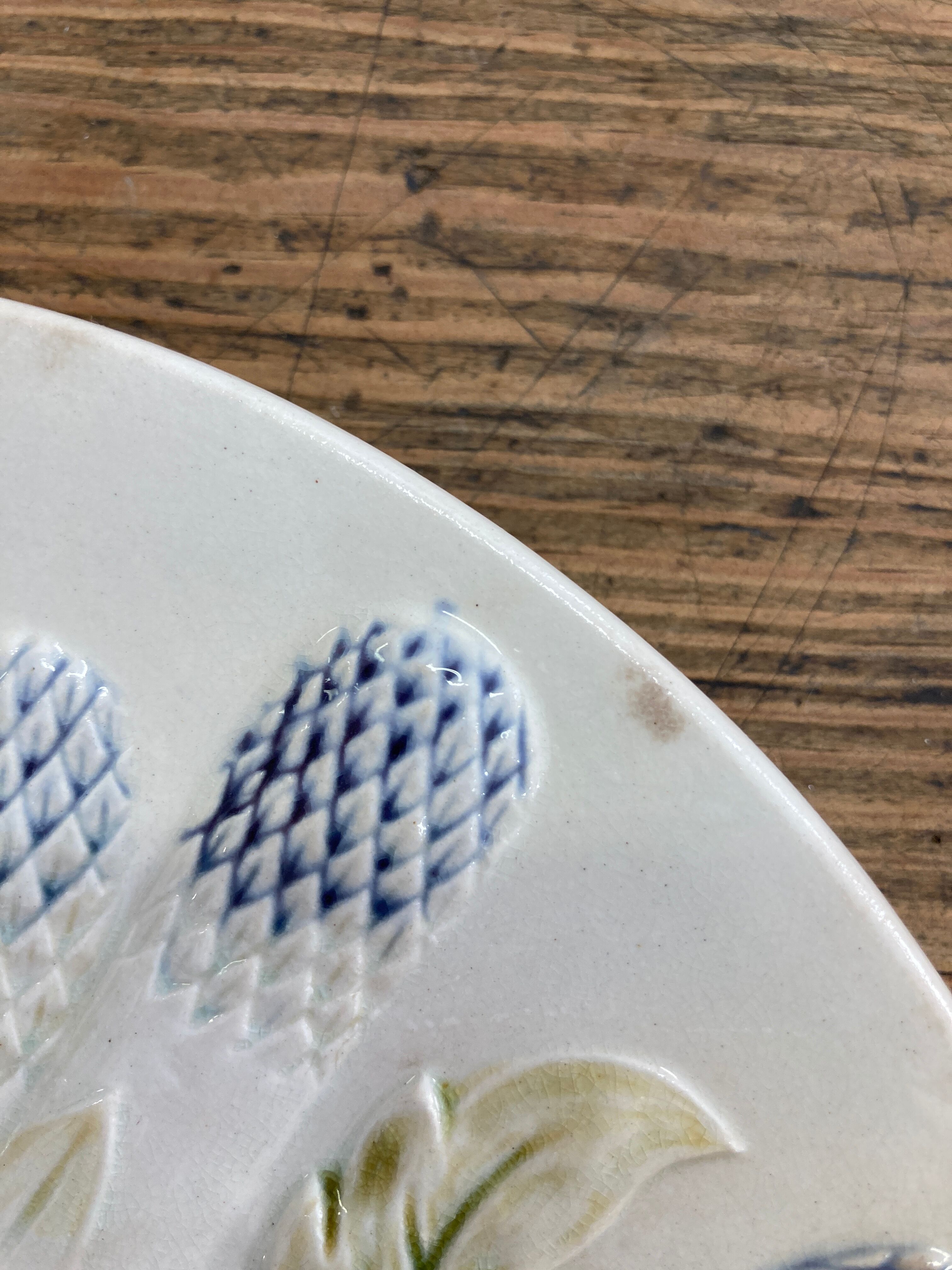 Plate with asparagus and artichokes in splash of Luneville