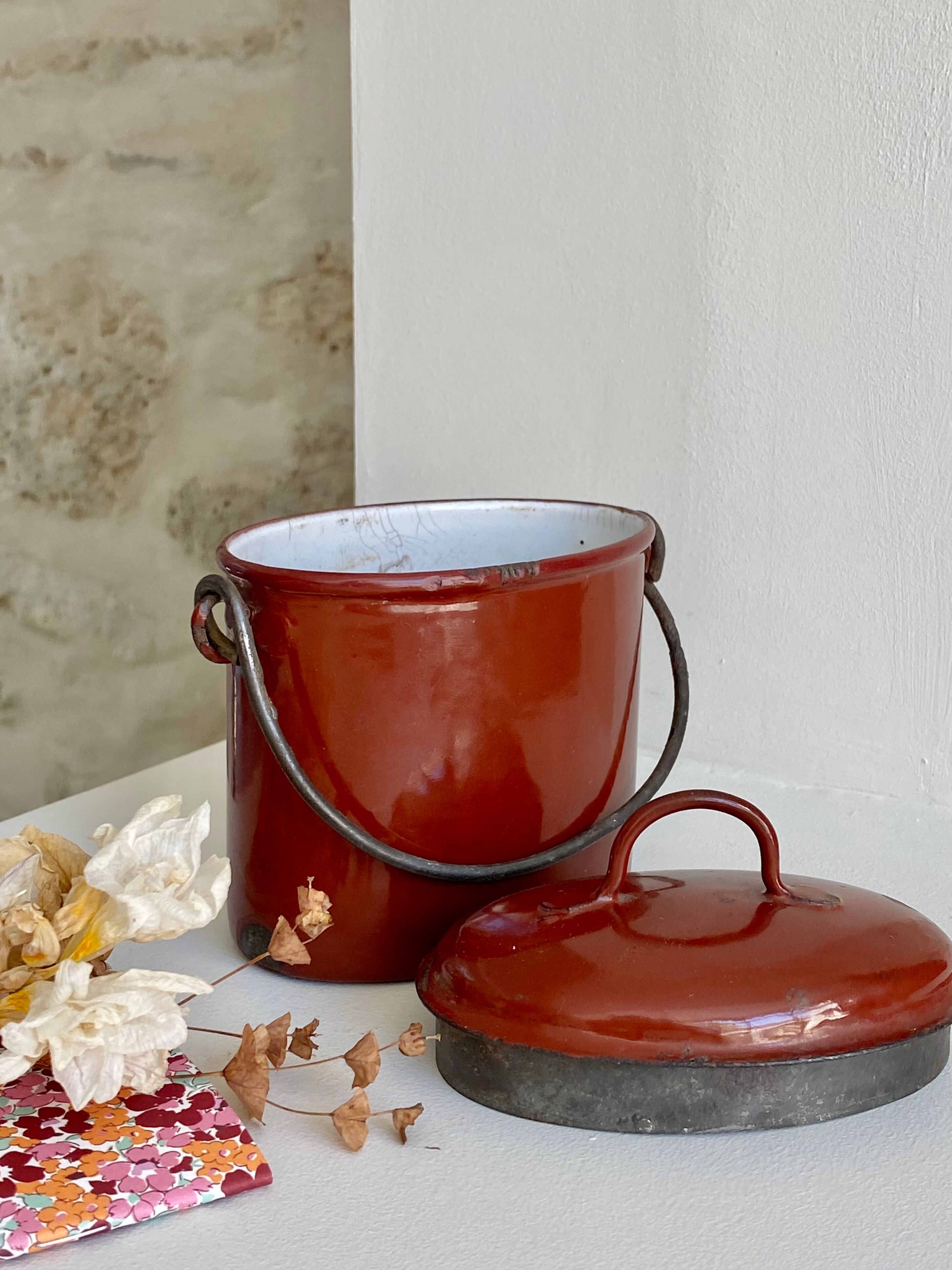 Enamelled sheet metal canteen