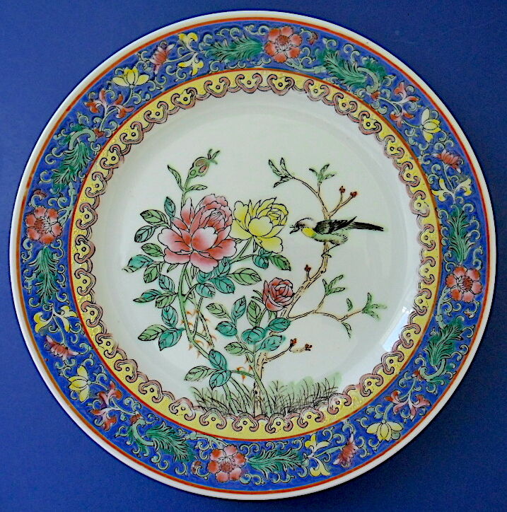 Chinese porcelain plate decorated with a trendy bird