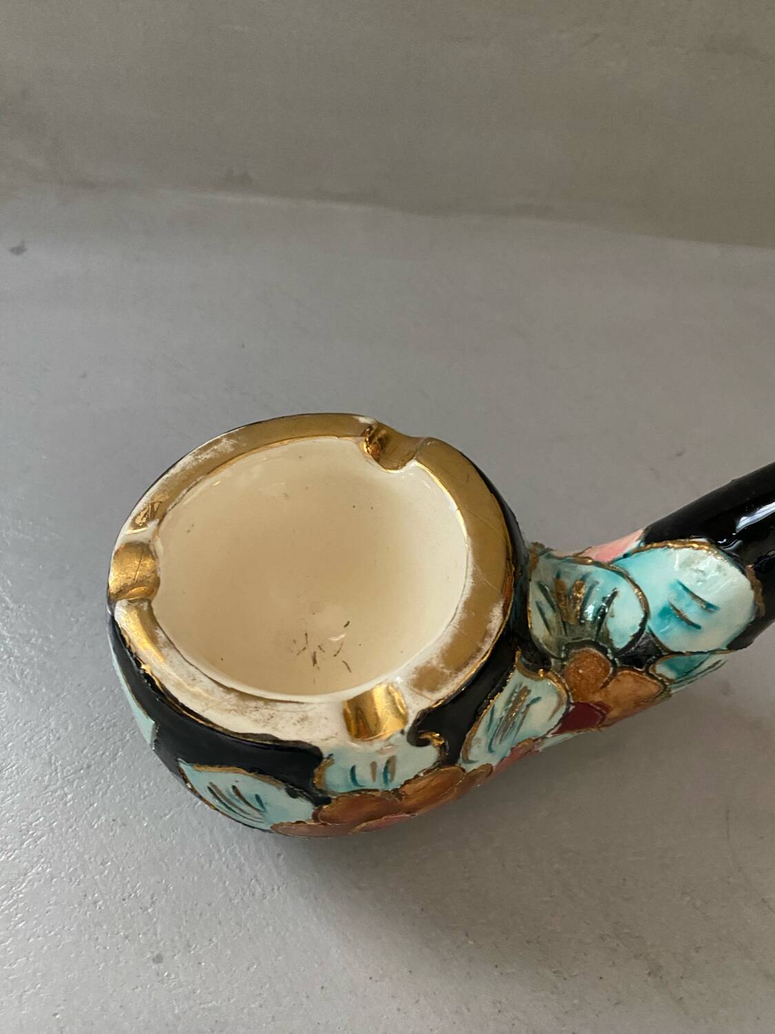 Vallauris pipe-shaped ashtray with blue and gold flowers