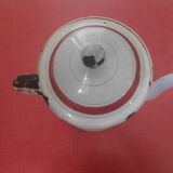 Cafetière en tôle émaillée blanche à filets rouges et dorés