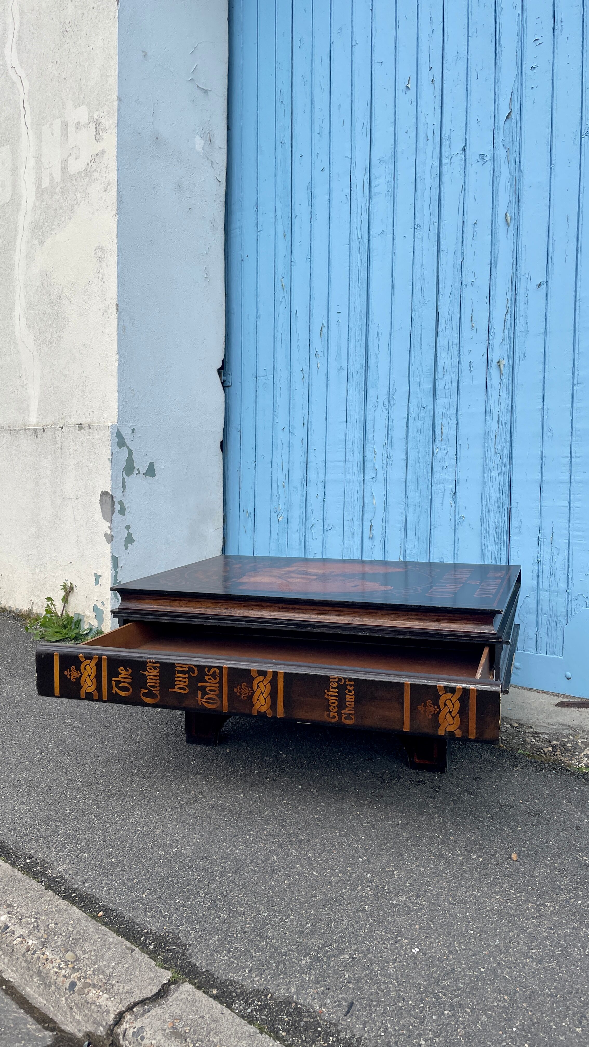 Table basse façon livre ancien, XXe siècle