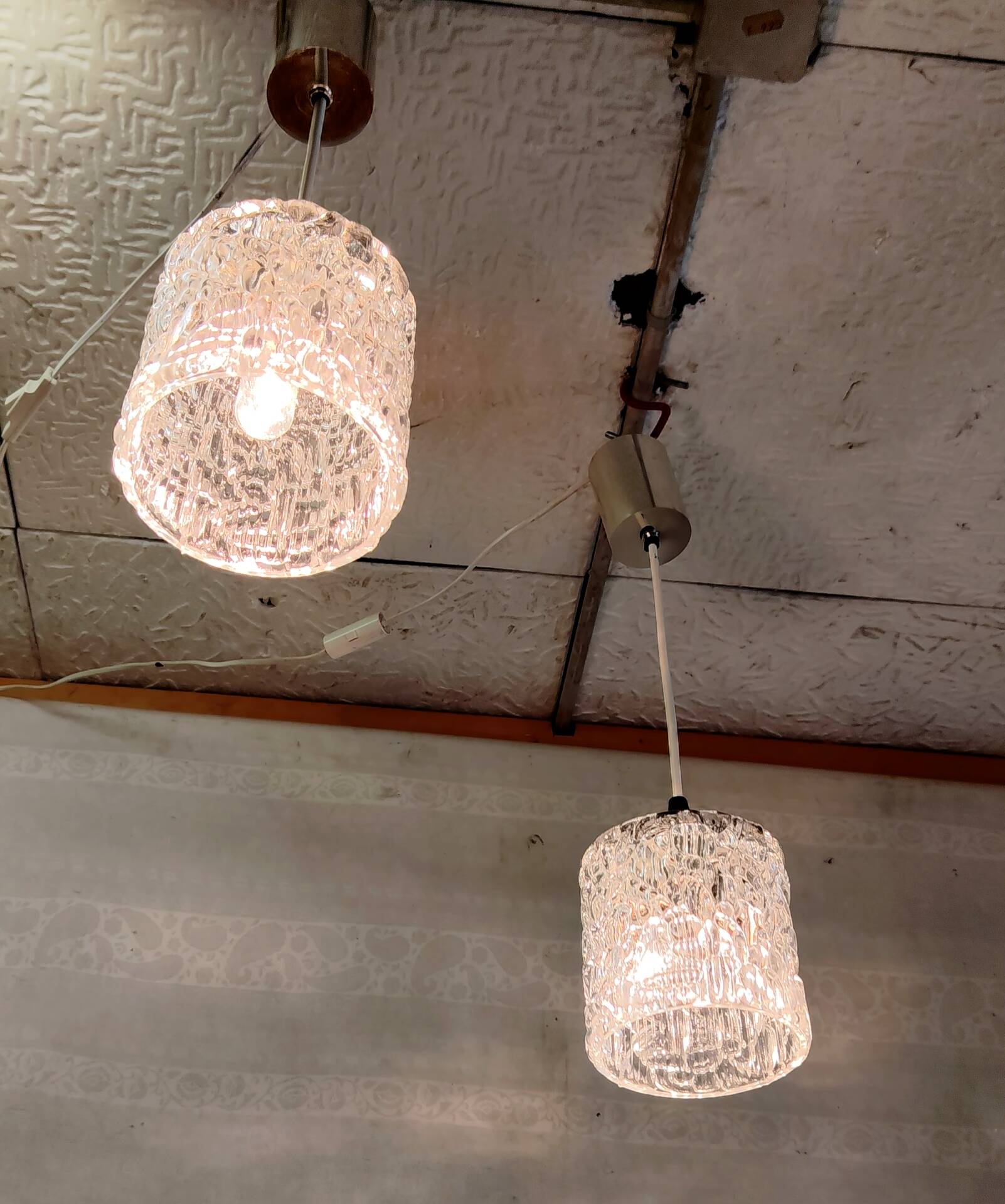 Paire de suspensions en verre holophane - mid. XXeme