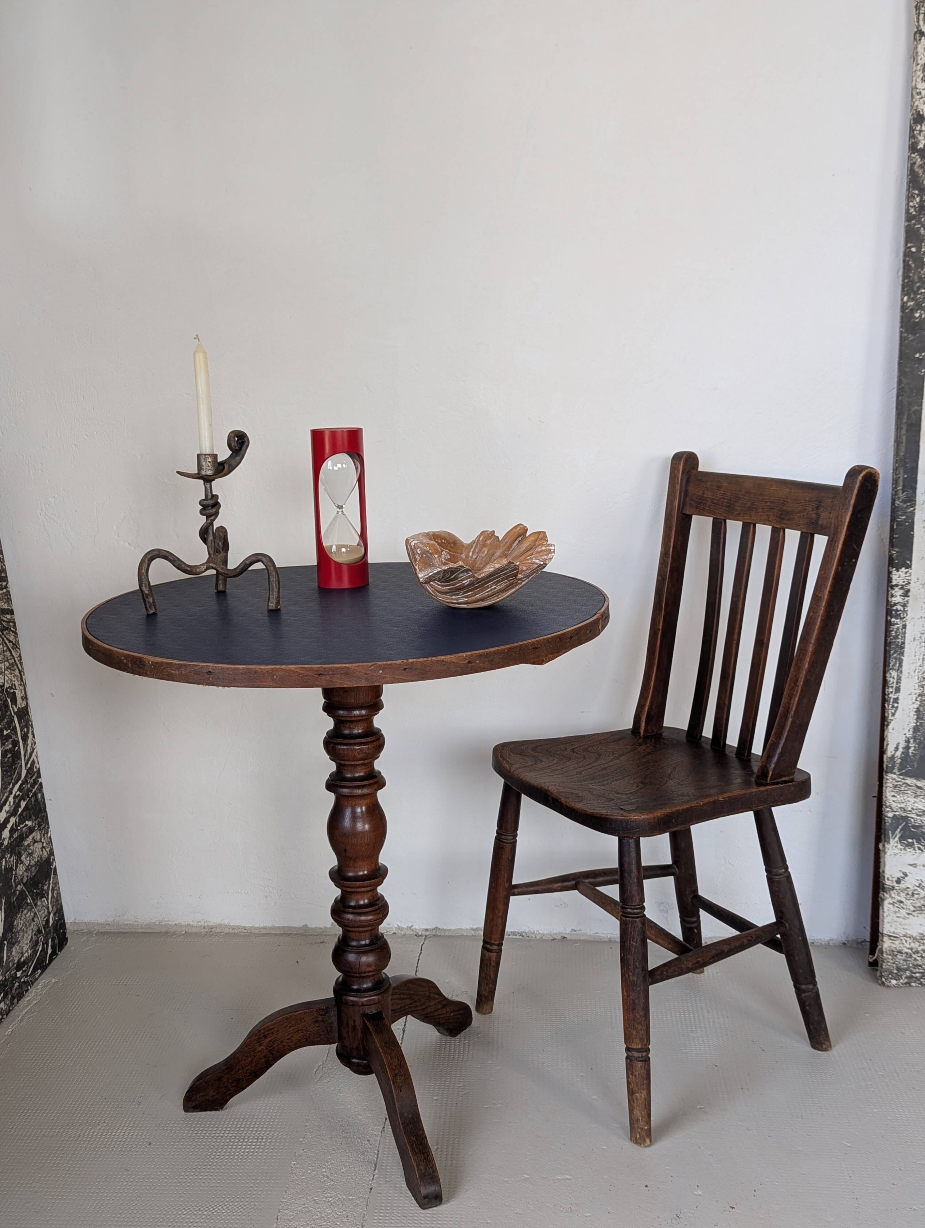 Table d'appoint ronde, pied en chêne tourné