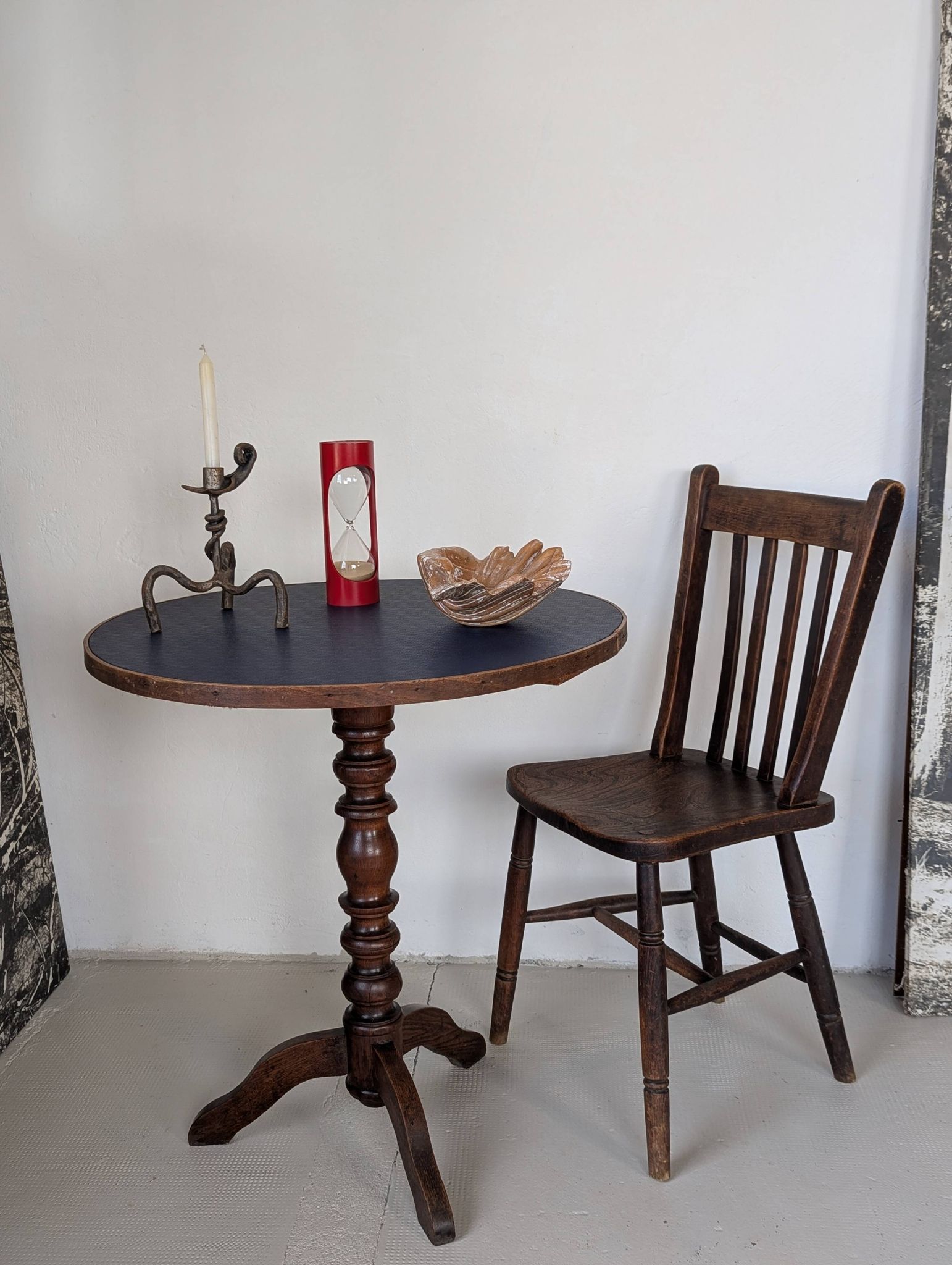Round table, turned oak leg