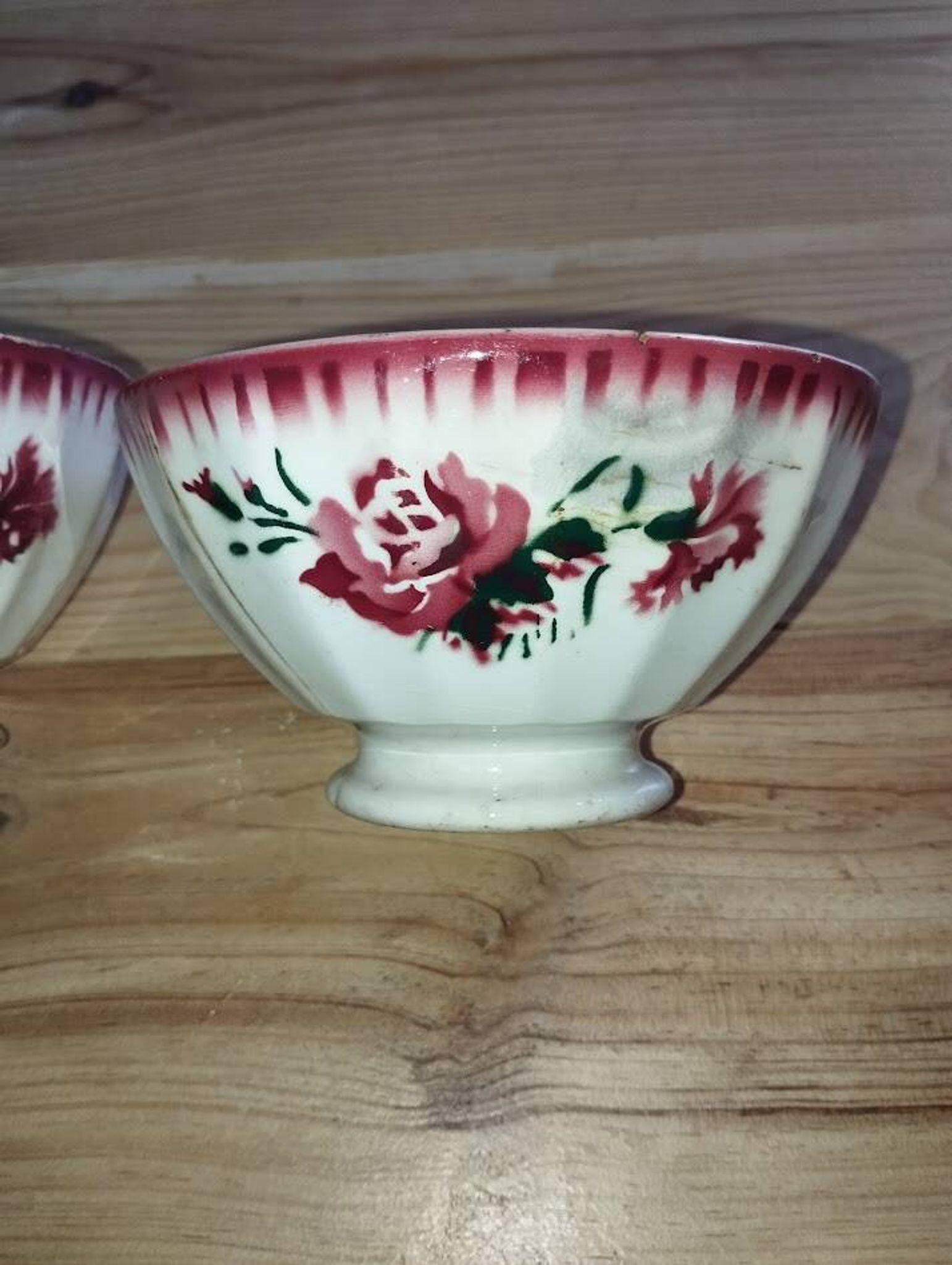 Bowls Faïencerie de Sarreguemines with rose decoration (the two red ones)