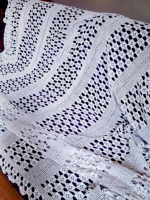 Dessus de lit  en coton blanc  point crochet à la main
