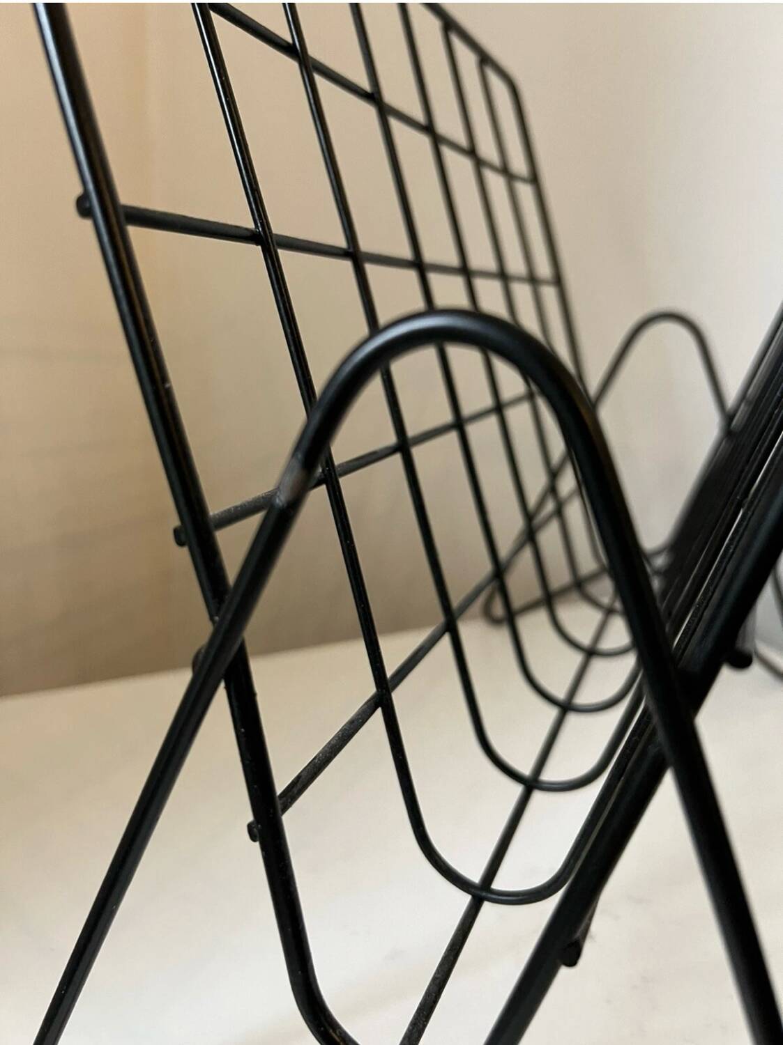 Black metal vinyl magazine rack design