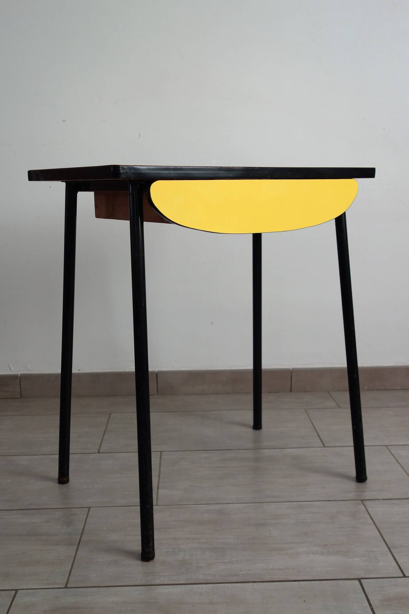 Petite table en formica jaune vintage
