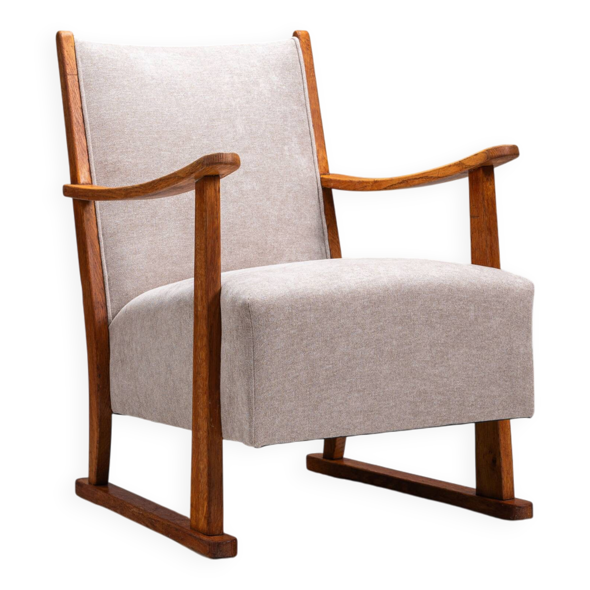 Oak armchair with curved armrests