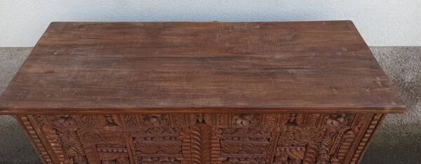 Coffre haut ancien en bois