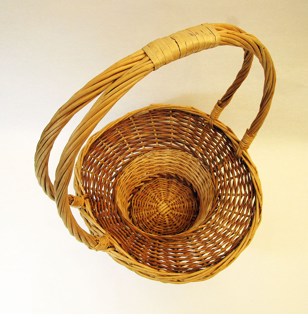 Rattan fruit basket with cove