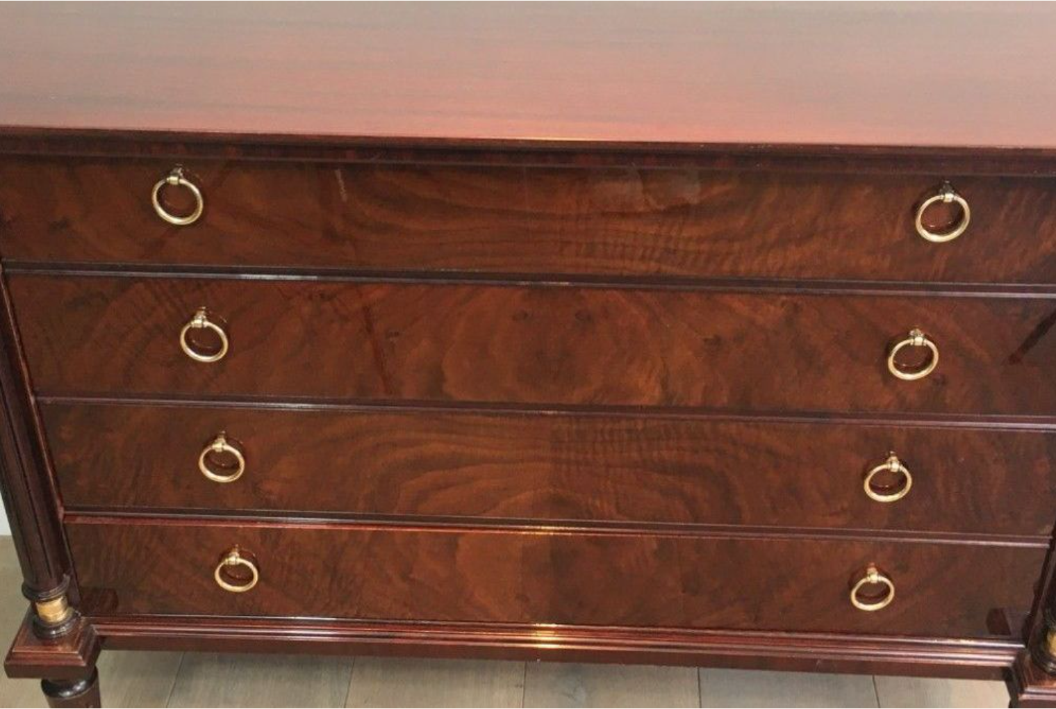 Neoclassical chest of drawers in mahogany and brass