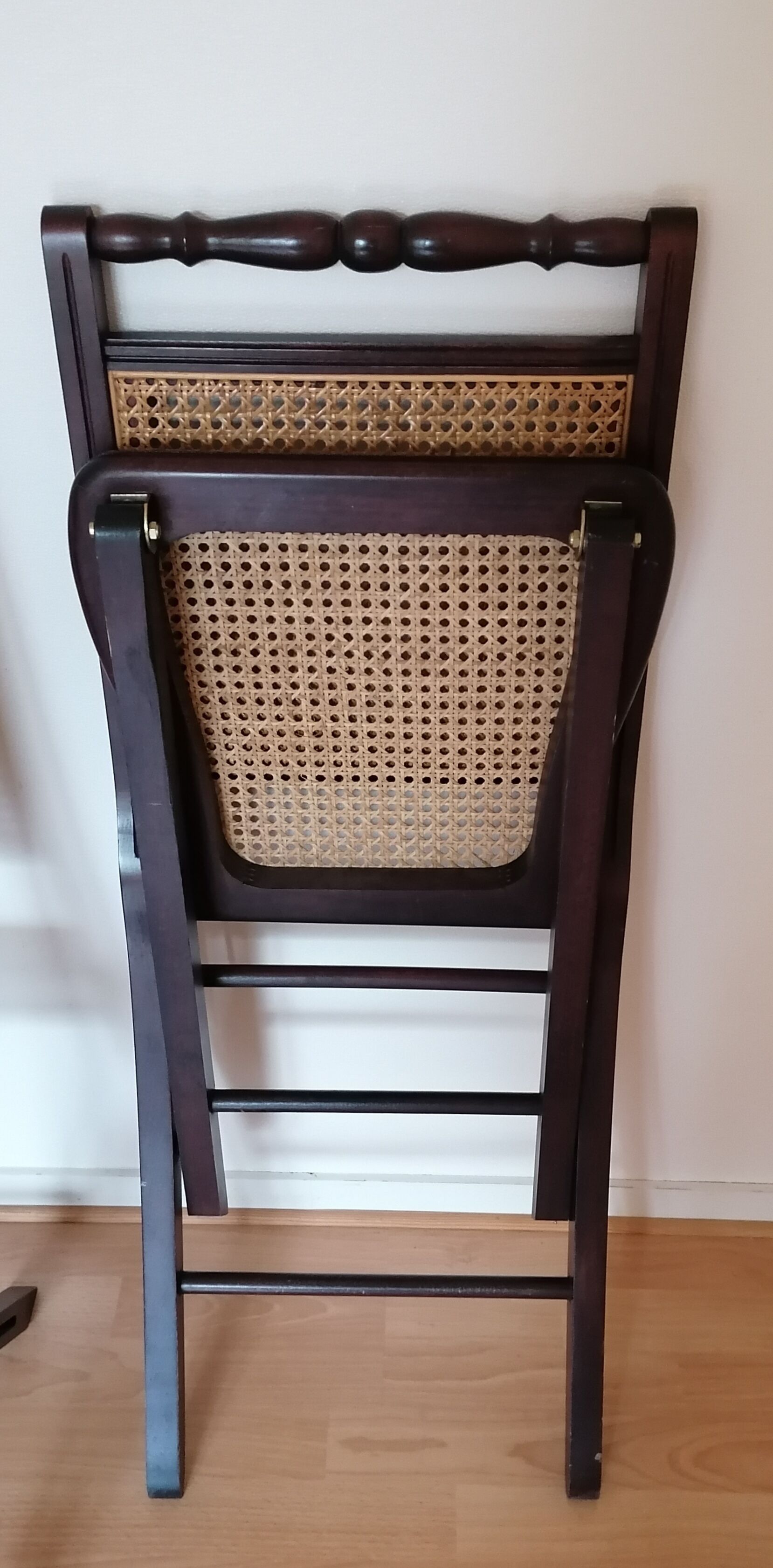 4 folding chairs canned