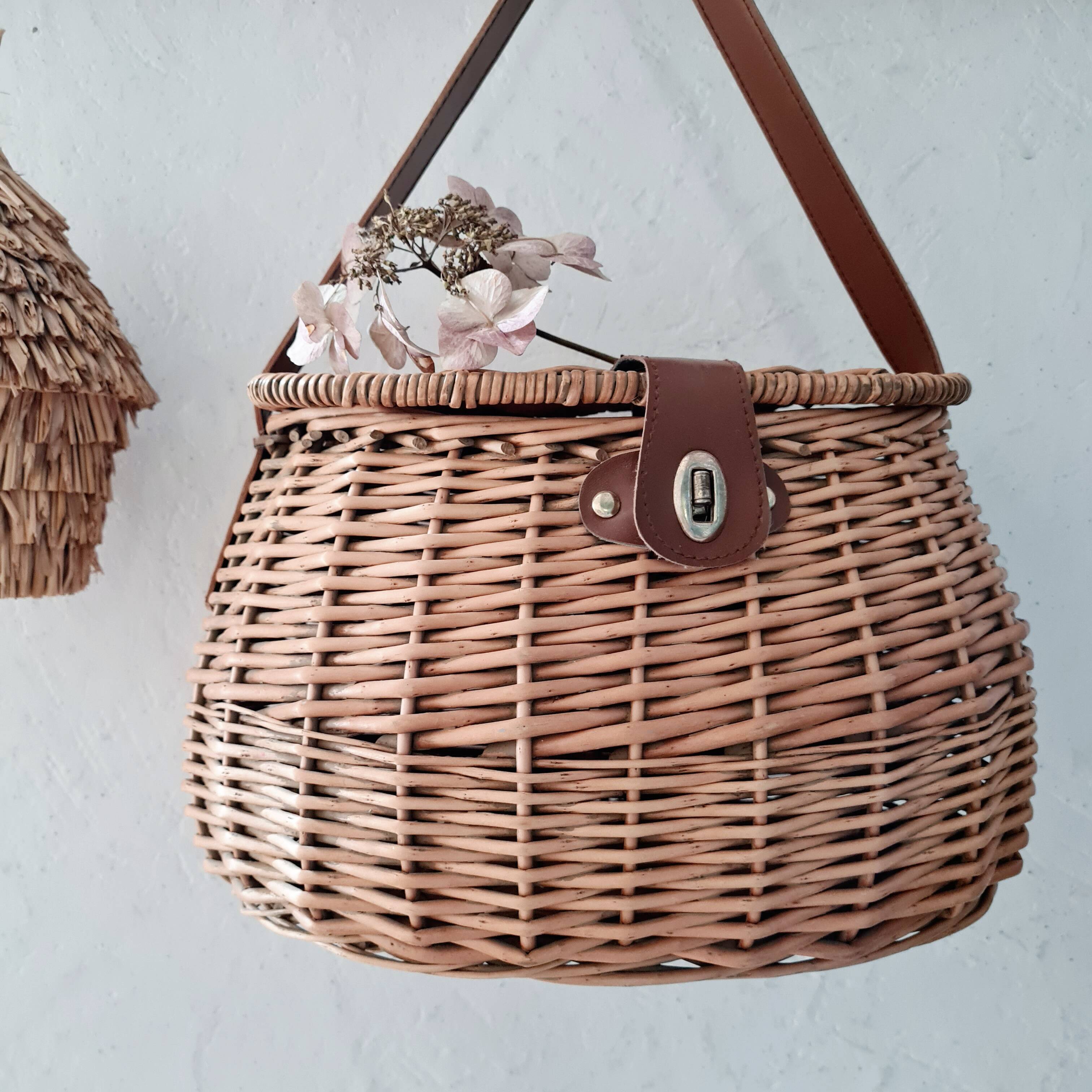 Rattan fisherman's basket or bag