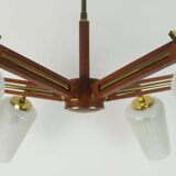Lustre en teck, laiton et verre à 8 lumières de style sputnik des années 1960.