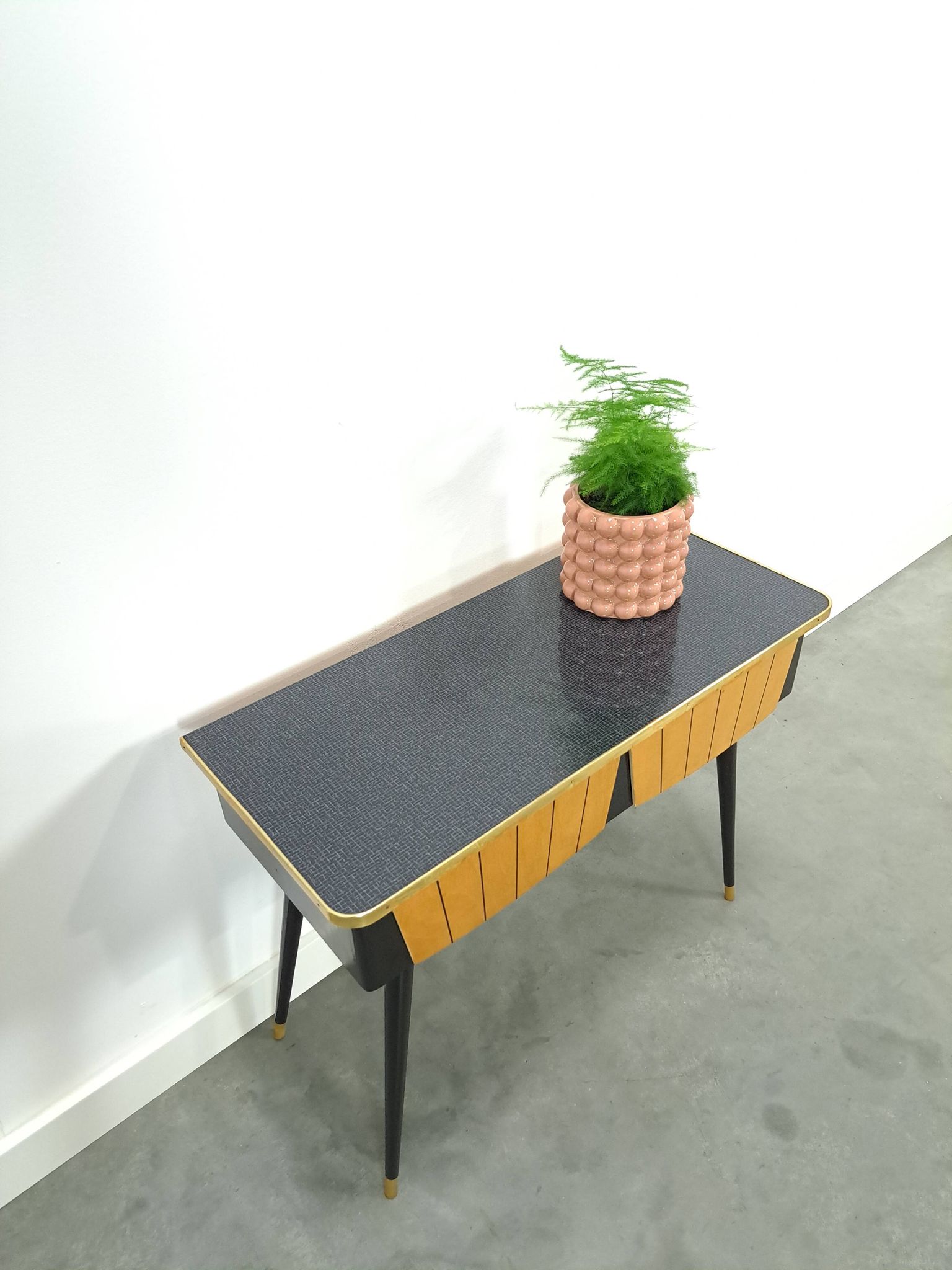 Kastje met formica blad, houten lades en goudkleurige details