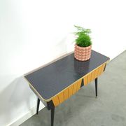 Kastje met formica blad, houten lades en goudkleurige details
