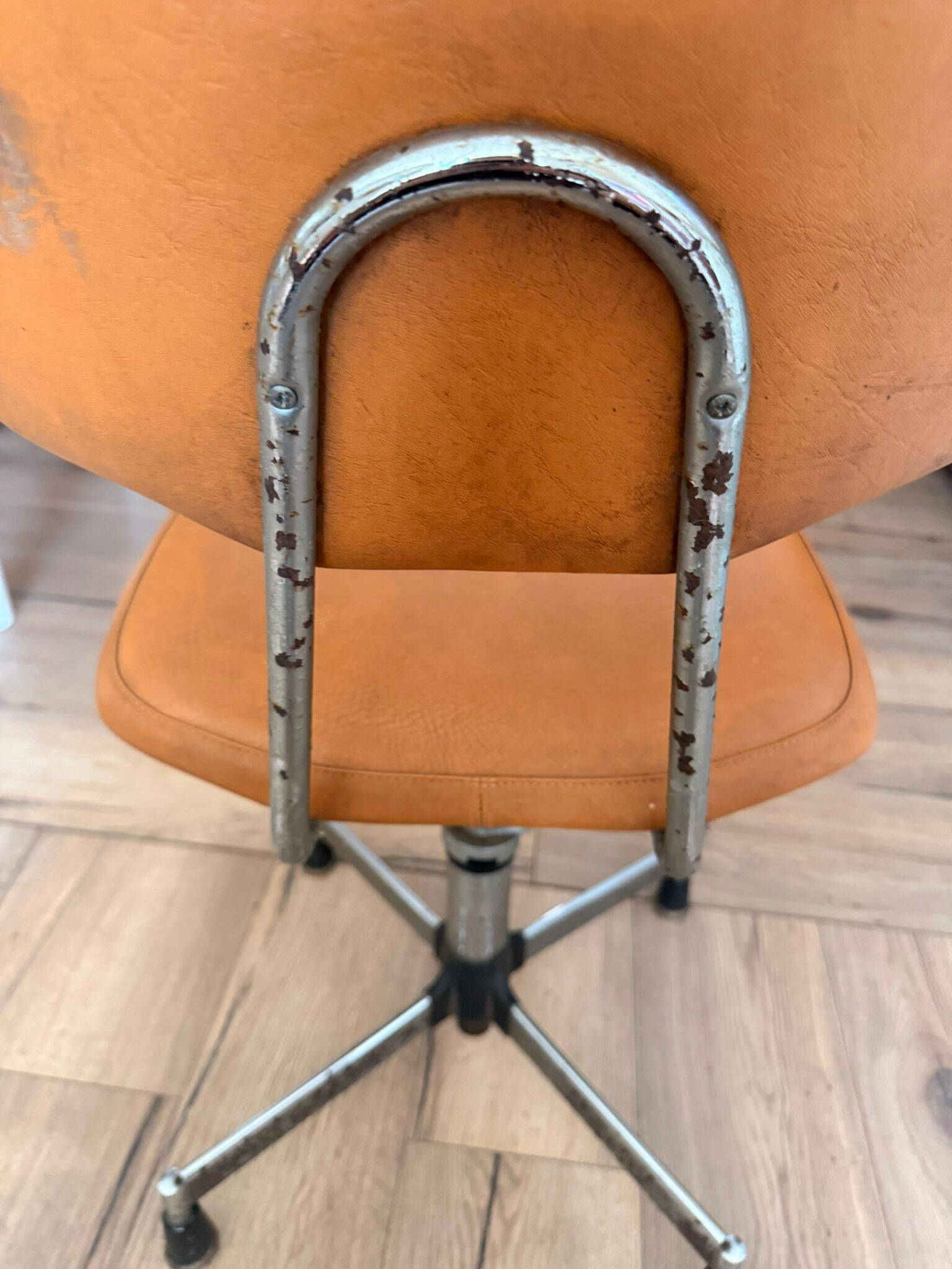 Chaise bienaise en métal et cuir