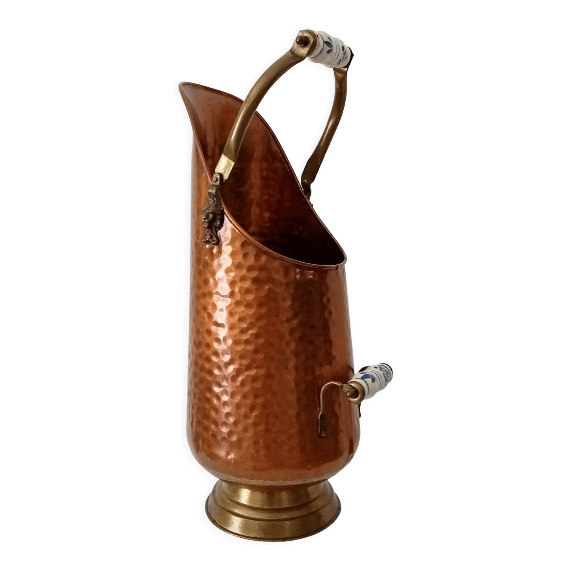 Seau à charbon en cuivre martelé, laiton et porcelaine